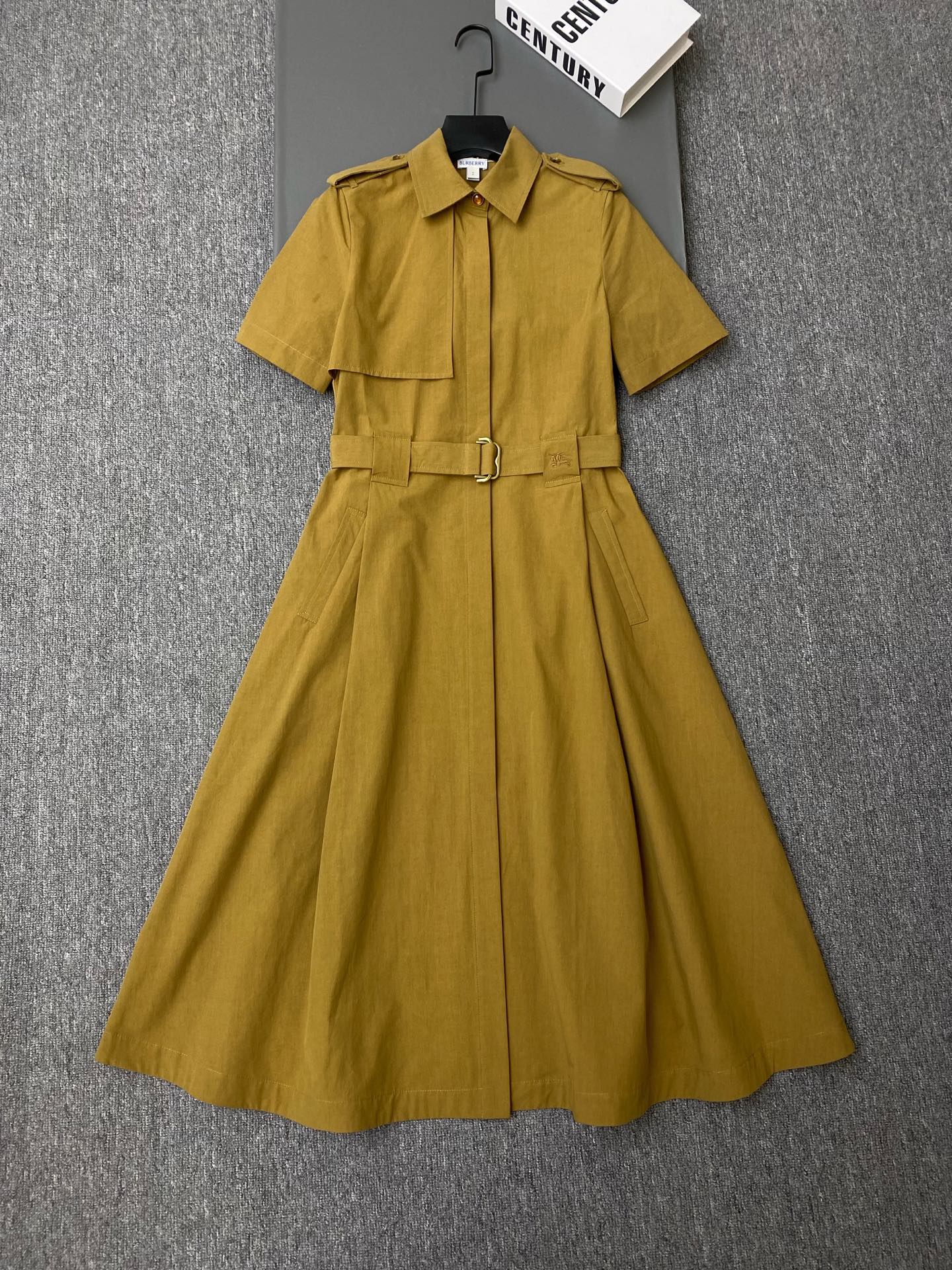 NO:862712,Exclusive first release of original quality Burber*y 26/new style war horse embroidered windbreaker shirt dress!  Epaulets + belt design, full of British style!  The lines are neat and the waistline is adjustable, making it easy to modify your body proportions!  White/khaki SML,Burberry-clothing,burberry,loro piana,skirts,shirts,19860909独家首发原单品质 Burber*y 26/新款战马刺绣风衣衬衫连衣裙！肩章+腰带设计,英伦风满满！线条利落,腰线可调节,轻松修饰身材比例！白色/卡其色SML,博柏利-服装,burberry,loro piana,skirts,shirts,,Women's clothing