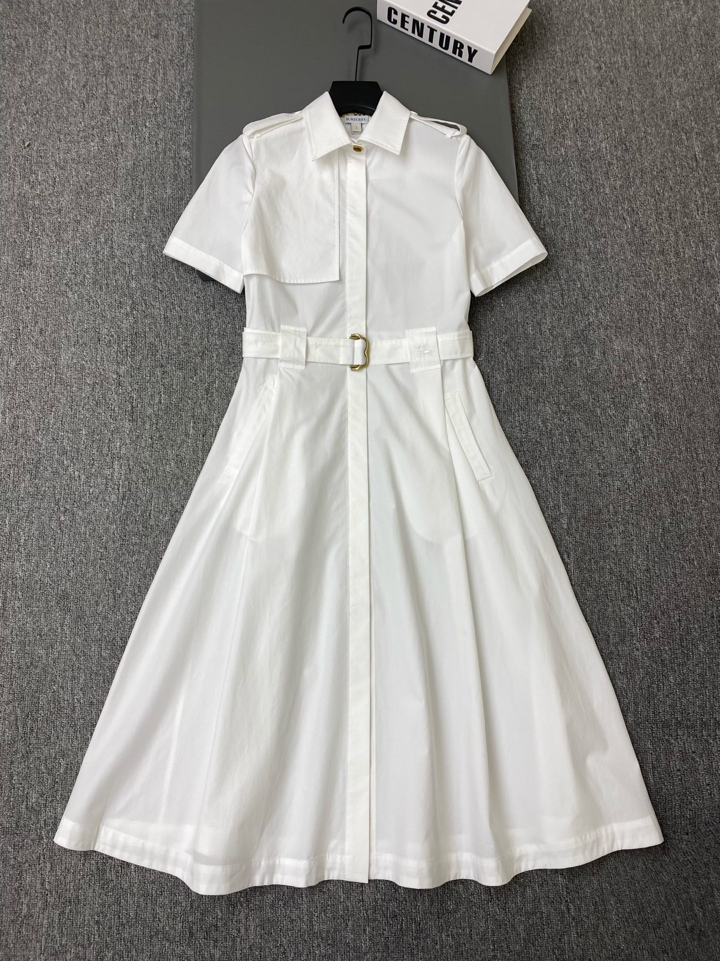 NO:784184,Exclusive first release of original quality Burber*y 26/new style war horse embroidered windbreaker shirt dress!  Epaulets + belt design, full of British style!  The lines are neat and the waistline is adjustable, making it easy to modify your body proportions!  White/khaki SML,Burberry-clothing,burberry,loro piana,skirts,shirts,19860909独家首发原单品质 Burber*y 26/新款战马刺绣风衣衬衫连衣裙！肩章+腰带设计,英伦风满满！线条利落,腰线可调节,轻松修饰身材比例！白色/卡其色SML,博柏利-服装,burberry,loro piana,skirts,shirts,,Women's clothing