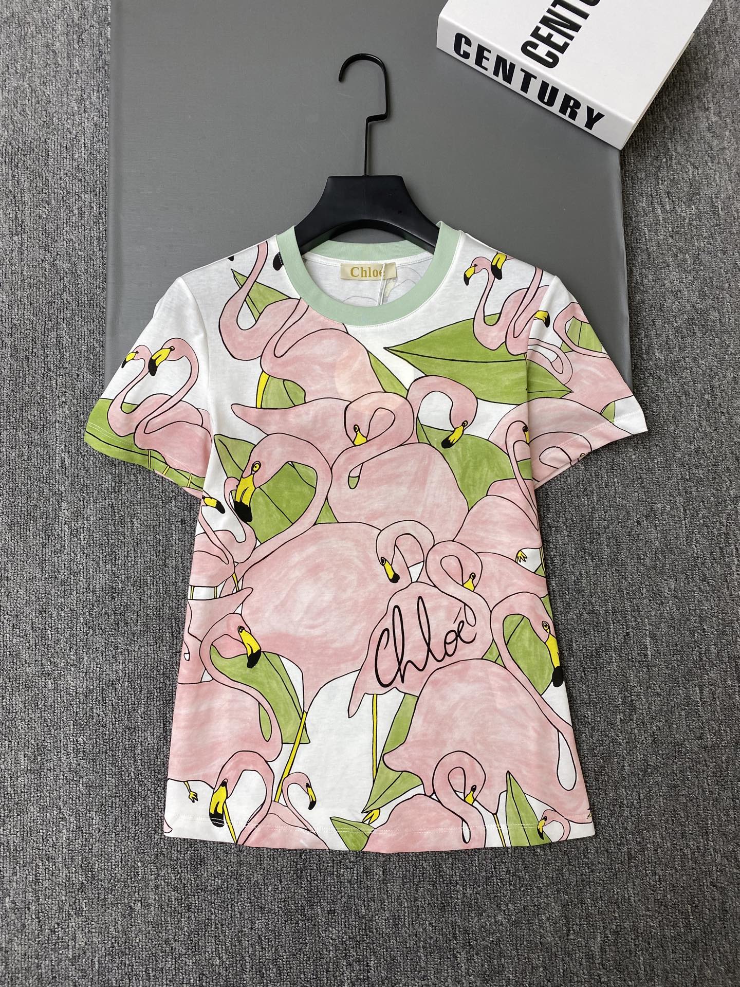 NO:785043,Exclusive first release of high-end original order quality!  Chlo* 26/New flamingo print T-shirt!  White cotton fabric, with pink flamingo and green leaves, full of summer atmosphere, light green round neck design, fresh and energetic, light and breathable, suitable for daily wear or vacation~SML, women's clothing, chloe, loro piana, tees, t-shirt,19860909独家首发高端原单品质！ Chlo* 26/新款火烈鸟印花T恤！白色棉质面料,搭配粉色火烈鸟和绿色叶片,夏日氛围感满满浅绿色圆领设计,清新又有活力 轻盈透气,日常或度假都很适合穿～SML,女装,chloe,loro piana,tees，t-shirt,,Women's clothing