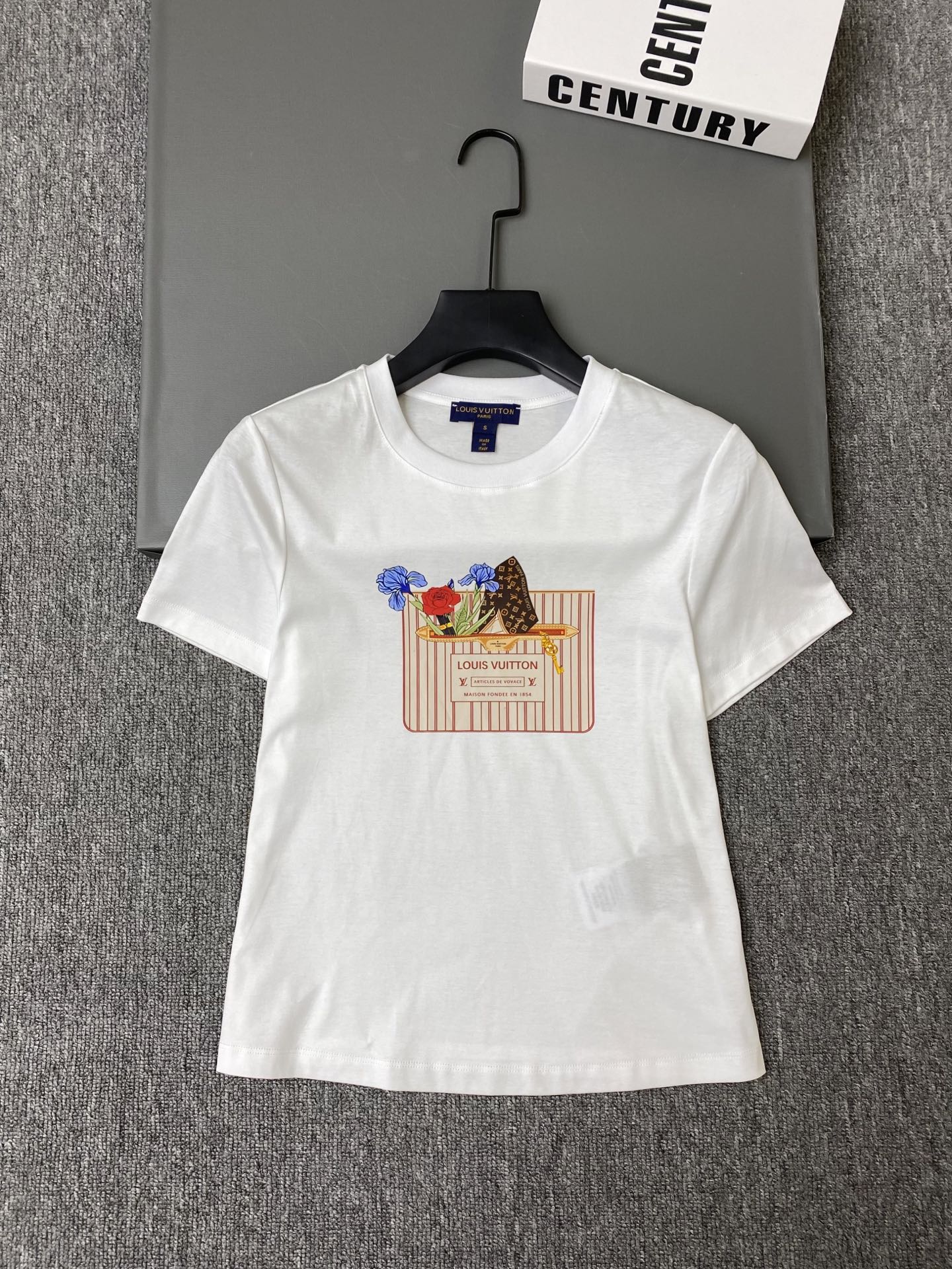 NO:784148,Exclusive first release of original quality Louis Vuit*on 26/new floral print T-shirt!  Made of pure cotton poplin, soft and breathable, super comfortable to wear!  The striped pocket print on the chest + flower + Monogram presbyopia pattern is full of art and highly recognizable!  SML,Louis Vuitton-clothing,louis vuitton,louis vuitton,tees,t-shirt,19860909独家首发原单品质 Louis Vuit*on 26/新款花卉印花T恤！采用纯棉府绸,柔软透气,穿着超舒适！胸前条纹口袋印花+花卉+Monogram老花图案,艺术感满满,辨识度超高！SML,路易威登-服装,louis vuitton,louis vuitton,tees，t-shirt,,Women's clothing