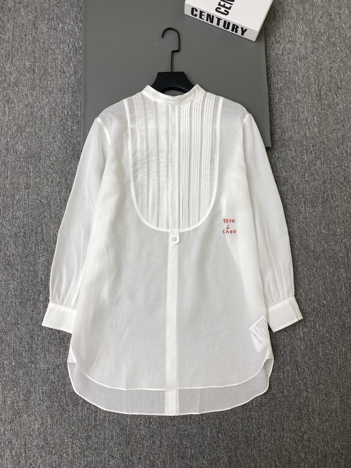 NO:784179,Exclusive first release of original quality Pte à Cho*26/spring and summer new linen and olive shirts!  The accordion pleat design on the chest has a royal feel and is full of details!  The letter embroidery is super iconic, and the loose cut is comfortable and elegant!  SML,Chanel-clothing,chanel,loro piana,19860909独家首发原单品质 Pte à Cho*26/春夏新款亚麻打榄衬衣！胸前风琴褶设计超有宫廷感,细节满满！字母刺绣超有标志性,宽松剪裁穿着舒适又显气质！SML,香奈儿-服装,chanel,loro piana,,Women's clothing