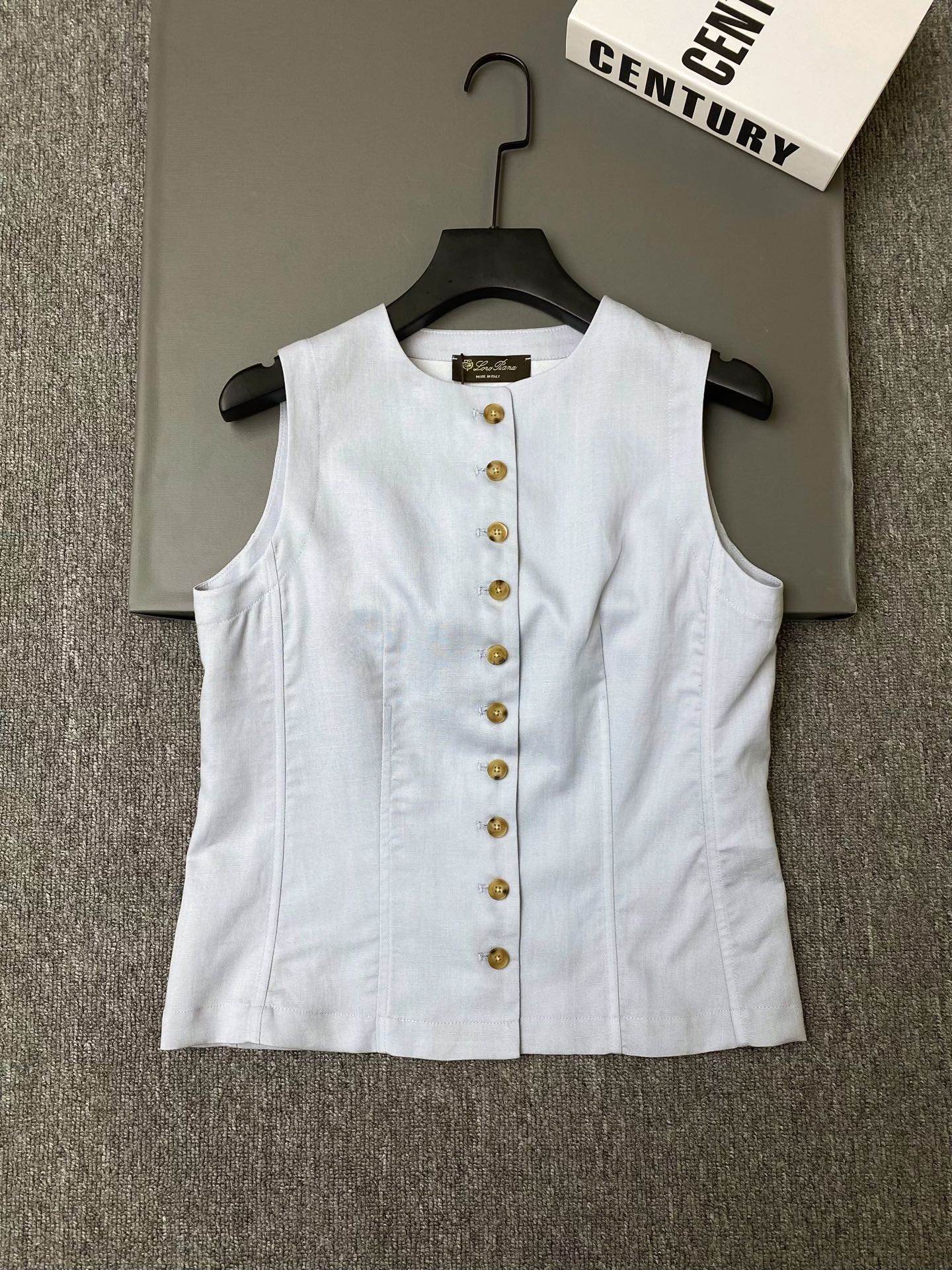 NO:784165,Exclusive first release of original quality Loro Pian*26/new spring and summer light blue linen vest. Made of high-quality linen, light and breathable, super comfortable to wear in spring and summer!  Sleeveless + front button design is simple and exquisite ~ SML, women's clothing, loro piana, loro piana,19860909独家首发原单品质 Loro Pian*26/春夏新款浅蓝色亚麻马甲 采用高品质亚麻,轻盈透气,春夏穿超舒服！无袖+正面纽扣设计简约又精致～SML,女装,loro piana,loro piana,,Women's clothing