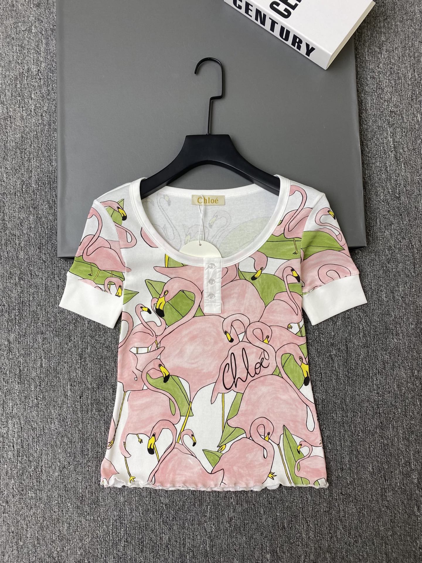 NO:785037,Exclusive first release of high-end original order quality!  Chlo* 26/New Flamingo U-neck T-shirt, pink main tone + green leaves, full of summer atmosphere!  The cotton ribbed fabric is light and breathable, the slim fit outlines the waistline, and the ruffled hem design is elegant and age-reducing~SML, women's clothing, chloe, loro piana, tees, t-shirt,19860909独家首发高端原单品质！ Chlo* 26/新款火烈鸟U领T恤 粉色主调+绿色叶片 夏日氛围感拉满！棉质螺纹面料轻盈透气,修身剪裁勾勒腰线,下摆荷叶边设计优雅又减龄～SML,女装,chloe,loro piana,tees，t-shirt,,Women's clothing
