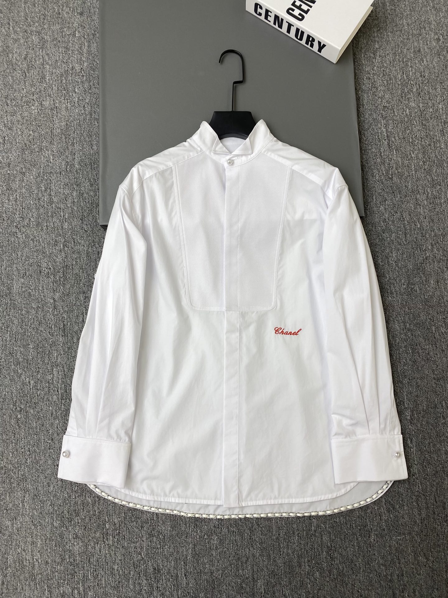 NO:784630,Exclusive first release of original quality Chan*l 26/spring and summer new long-sleeved chain shirt!  Classic white shirt design, metal chain sewn on the hem, perfect details!  The red letter embroidery and letter pearl buckle design are highly recognizable to the brand!  High-quality cotton fabric, wide and comfortable, chain design adds a sense of luxury!  SML,Chanel-clothing,chanel,chanel,loro piana,shirts,19860909独家首发原单品质 Chan*l 26/春夏新款长袖链条衬衣！经典白衬衫设计,衣摆缝有金属链条,细节满分！红色字母刺绣和字母珍珠扣设计品牌辨识度超高！高品质棉质面料,挺阔舒适,链条设计增添奢华感！SML,香奈儿-服装,chanel,chanel,loro piana,shirts,,Women's clothing