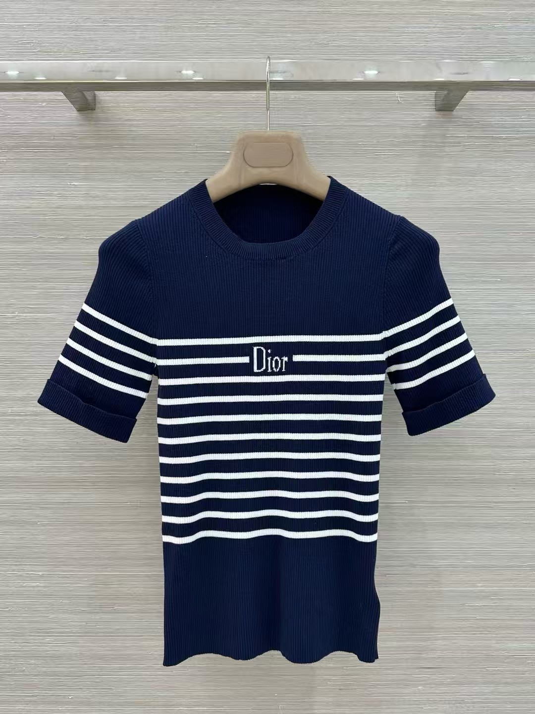 NO:820884,Exclusive first release of original quality MissD26 spring and summer new products!  Navy style round neck slim fit knitted sweater!  The contrasting stripes are a super white tone!  Customized imported pure cotton yarn is soft, delicate, breathable and comfortable!  The original positioning and hanging wool logo jacquard classic version makes the upper body look slimmer!  An elegant and age-reducing item!  Bai Fumei must enter!  SML,Dior-clothing,dior,loro piana,19860909独家首发原单品质 MissD26春夏新品！海军风圆领修身设计针织衫！条纹撞色超级显白的色调！定制进口纯棉纱线质感柔软细腻透气舒适！原版定位挂毛logo提花经典版型上身巨显瘦！优雅气质减龄单品！白富美必入！SML,迪奥-服装,dior,loro piana,,Women's clothing