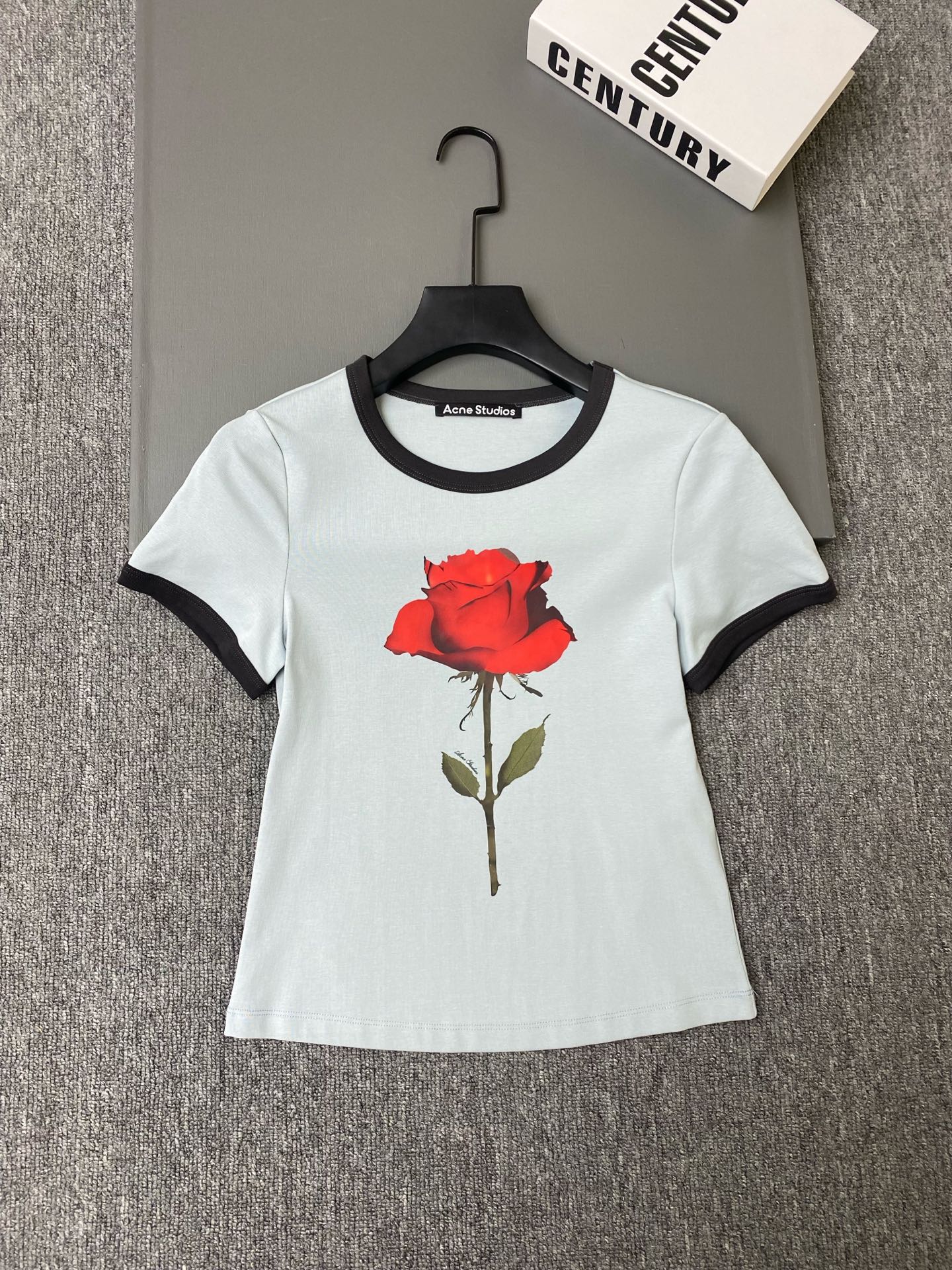 NO:820855,Exclusive first release of original quality Acne*25/new rose printed T-shirt!  Slim fit + soft cotton, super comfortable to wear next to your body!  Retro rose print on the front, the details are super realistic and full of artistic sense. Contrast color edging design, layered up, sweet and cool retro style is easy to handle ~ SML light gray/green, women's clothing, Acne studios, tees, t-shirt,19860909独家首发原单品质 Acne*25/新款玫瑰印花T恤！修身版型+柔软棉质,贴身穿着超舒适！正面复古玫瑰印花,细节超逼真,艺术感满满.撞色包边设计,层次感up,甜酷复古风轻松拿捏～SML浅灰/绿色,女装,acne studios,tees，t-shirt,,Women's clothing