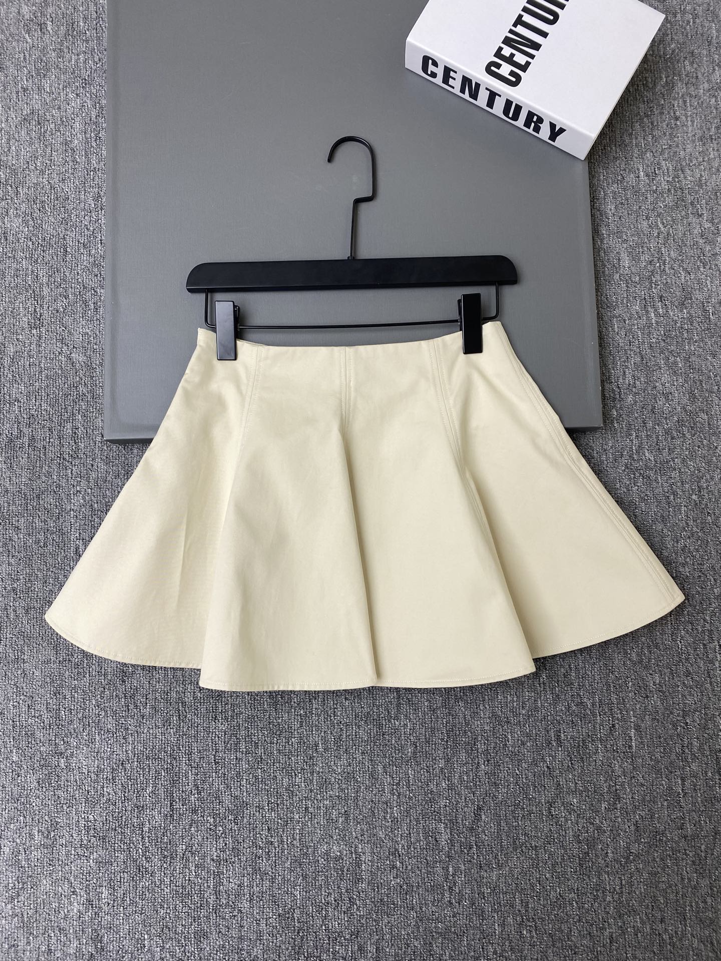 NO:820861,Exclusive first release of original quality Gucci 26/spring and summer new ruffled mini skirt!  The off-white tone is simple and elegant, the fabric is crisp and stylish, the high-waist cut elongates the proportions, and the skirt is naturally fluffy, modifying the leg lines, making it look slim and playful!  Apricot/letter flower SML,Gucci-clothing,gucci,gucci,loro piana,skirts,19860909独家首发原单品质 Gucci 26/春夏新款荷叶摆迷你短裙！米白色调简约优雅,面料挺括有型,高腰剪裁拉长比例,裙摆自然蓬松,修饰腿部线条,显瘦又俏皮！杏色/字母花SML,古驰-服装,gucci,gucci,loro piana,skirts,,Women's clothing