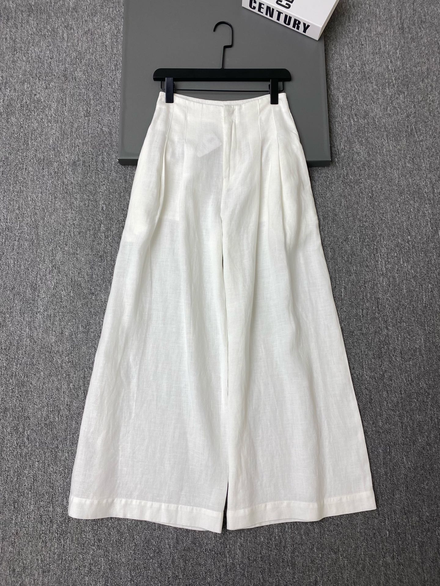 NO:820866,Exclusive first release of original quality Brunello Cucinel*i 26/new linen wide-leg pants!  The loose straight design modifies the leg shape and easily creates a lazy and casual style. The high-waisted cut elongates the proportions. The linen fabric is light and breathable. The off-white color is versatile and high-end. It is a must-have and practical item in the wardrobe!  SML,women's clothing,brunello cucinelli,loro piana,19860909独家首发原单品质 Brunello Cucinel*i 26/新款亚麻阔腿裤！宽松直筒设计修饰腿型,轻松打造慵懒随性风、高腰剪裁拉长比例,亚麻面料轻盈透气,米白色百搭又高级,是衣橱必备实用单品！SML,女装,brunello cucinelli,loro piana,,Women's clothing