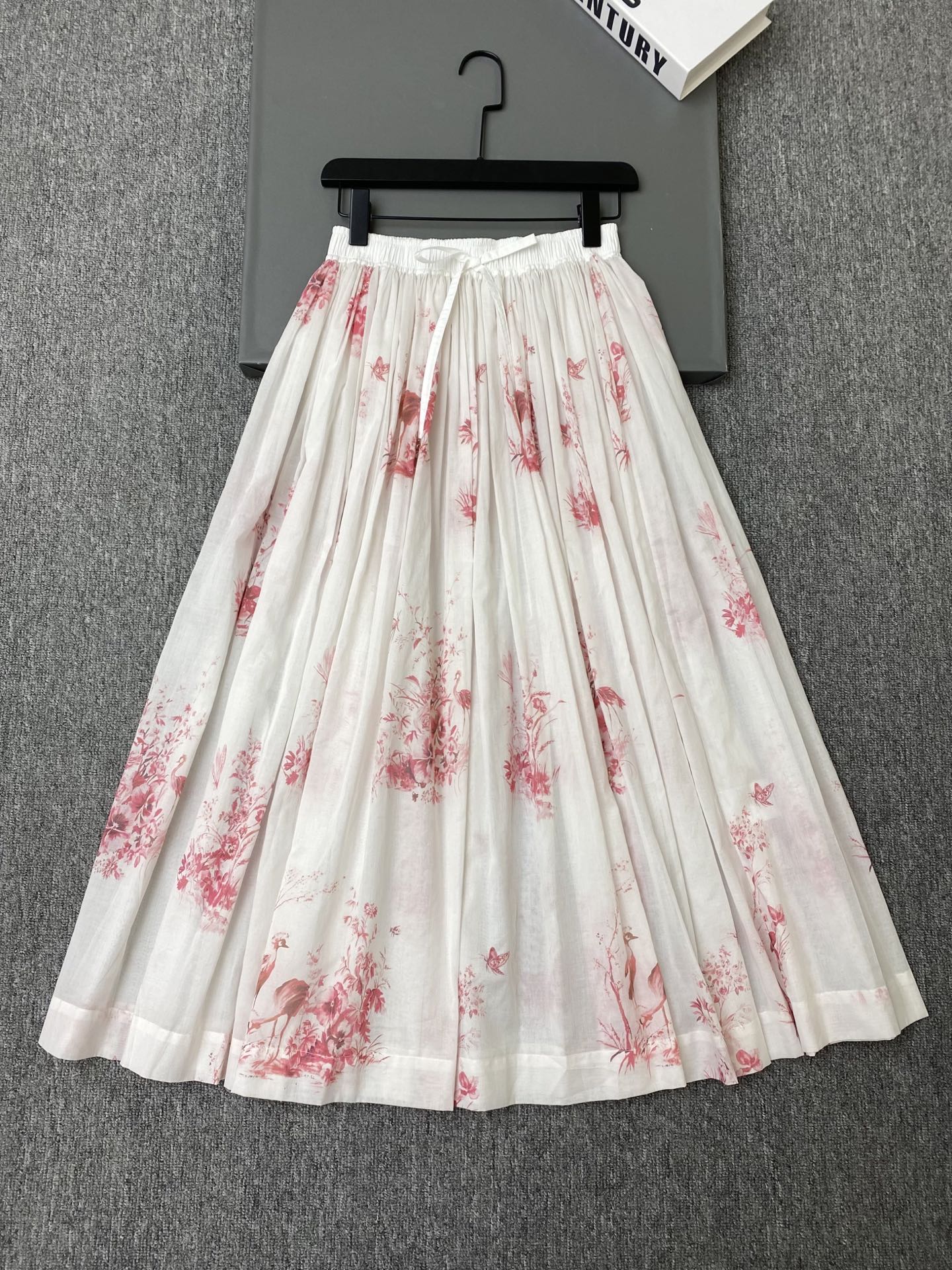 NO:822888,Exclusive first release of original quality Di*r 26/spring and summer new floral print separated lining skirt!  The cotton fabric is light and breathable, the pleated design + pink floral print are romantic and elegant, the elastic waist + A version is super tolerant, fashionable and practical!  SML,Dior-clothing,dior,loro piana,skirts,19860909独家首发原单品质 Di*r 26/春夏新款花卉印花分离式内衬半身裙！棉质面料轻盈透气,百褶设计+粉色花卉印花,浪漫又优雅,松紧腰+A版版型包容性超强,时髦又实用！SML,迪奥-服装,dior,loro piana,skirts,,Women's clothing