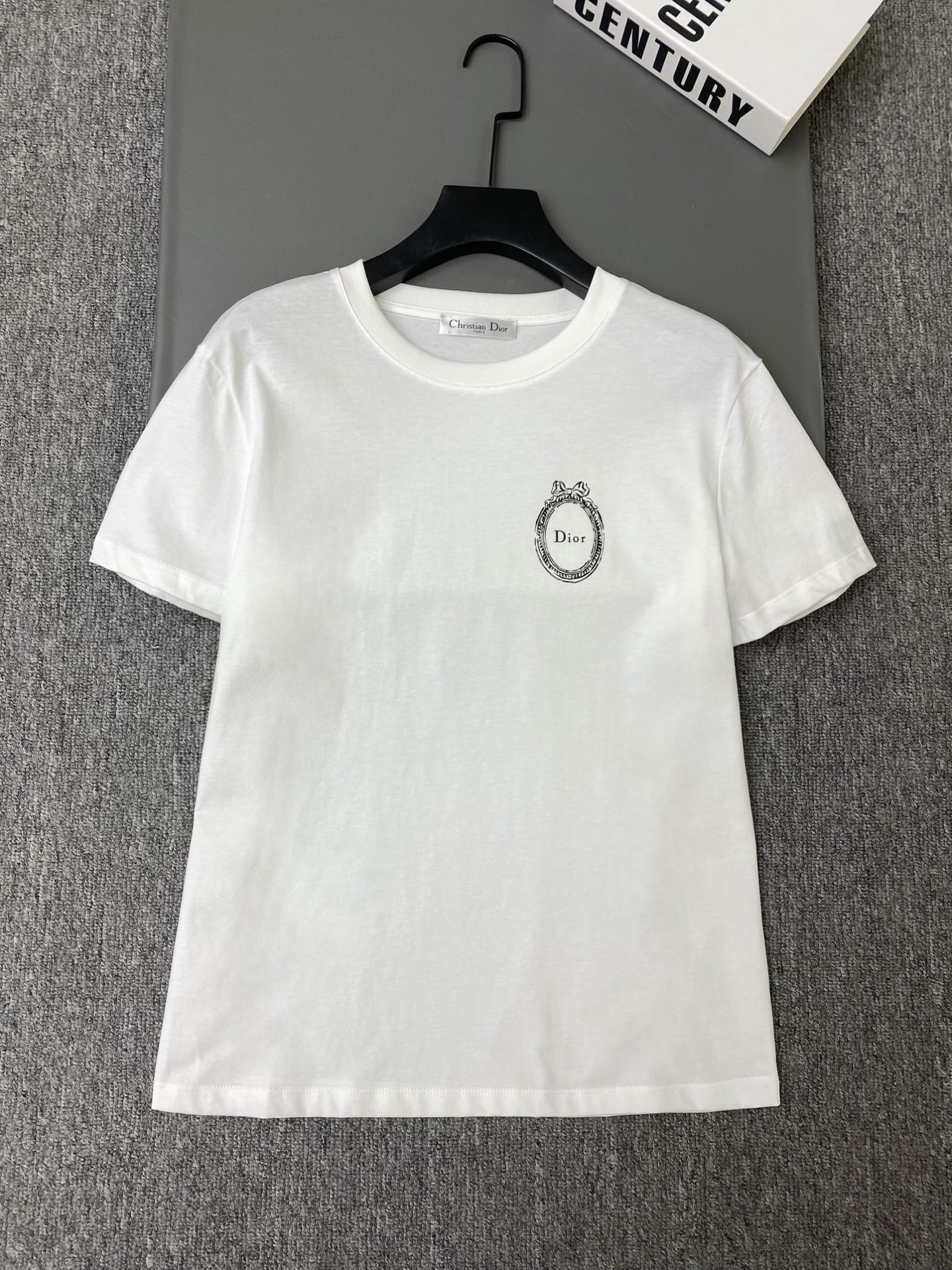 NO:862731,Exclusive first release of original quality Di*r 26/new style short-sleeved T-shirt with chest badge printing!  The classic round neck design is simple and elegant, and the exquisite embroidered badge on the chest is very recognizable!  High-quality pure cotton fabric, soft and skin-friendly, good breathability, super comfortable to wear in summer!  SML,Dior-clothing,dior,loro piana,T-shirt,tees,t-shirt,19860909独家首发原单品质 Di*r 26/新款胸前徽章印花短袖T恤！经典圆领设计,简约大方,胸口精致刺绣徽章超有辨识度！高品质纯棉面料,柔软亲肤,透气性好,夏天穿超舒服！SML,迪奥-服装,dior,loro piana,T-shirt,tees，t-shirt,,Women's clothing
