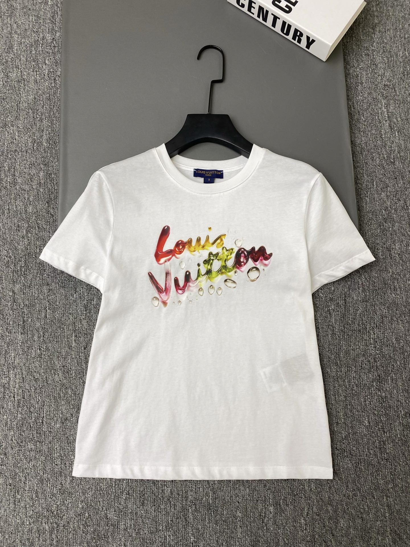 NO:822872,Exclusive first release of original quality Di*r 26/new stamp T-shirt!  Round neck + loose tailoring, slim and versatile, front three-dimensional relief + brand embroidery, perfect details, high recognition!  pink/blue SML,Louis Vuitton-clothing,louis vuitton,loro piana,tees,t-shirt,19860909独家首发原单品质 Di*r 26/新款贴章仔T恤！圆领+宽松剪裁,显瘦又百搭,正面立体浮雕+品牌刺绣,细节满分,辨识度高！粉红/蓝色SML,路易威登-服装,louis vuitton,loro piana,tees，t-shirt,,Women's clothing