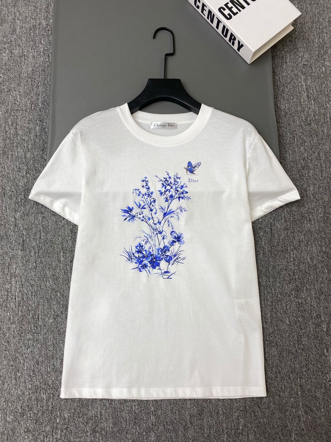 NO:822883,Exclusive first release of original quality Di*r 26/new style short-sleeved T-shirt with chest badge printing!  The classic round neck design is simple and elegant, and the exquisite embroidered badge on the chest is very recognizable!  High-quality pure cotton fabric, soft and skin-friendly, good breathability, super comfortable to wear in summer!  SML,Dior-clothing,dior,loro piana,T-shirt,tees,t-shirt,19860909独家首发原单品质 Di*r 26/新款胸前徽章印花短袖T恤！经典圆领设计,简约大方,胸口精致刺绣徽章超有辨识度！高品质纯棉面料,柔软亲肤,透气性好,夏天穿超舒服！SML,迪奥-服装,dior,loro piana,T-shirt,tees，t-shirt,,Women's clothing