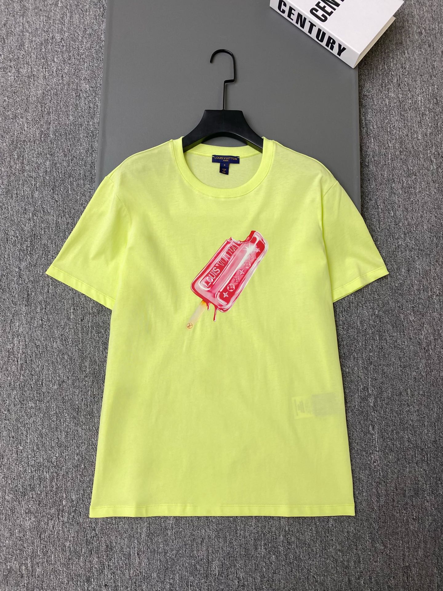 NO:822876,Exclusive first release of original quality Louis Vuit*on 26/spring and summer new ice cream printed T-shirt!  The fluorescent yellow color scheme is super eye-catching, and the pink ice cream pattern + brand logo on the front is childlike and fashionable!  Pure cotton material is soft and breathable, loose fit, and super tolerant!  SML,Louis Vuitton-clothing,louis vuitton,louis vuitton,loro piana,tees,t-shirt,19860909独家首发原单品质 Louis Vuit*on 26/春夏新款冰淇淋印花T恤！荧光黄配色超吸睛,正面粉色冰淇淋图案+品牌标识,童趣又时髦！纯棉材质柔软透气,宽松版型,包容性超强！SML,路易威登-服装,louis vuitton,louis vuitton,loro piana,tees，t-shirt,,Women's clothing