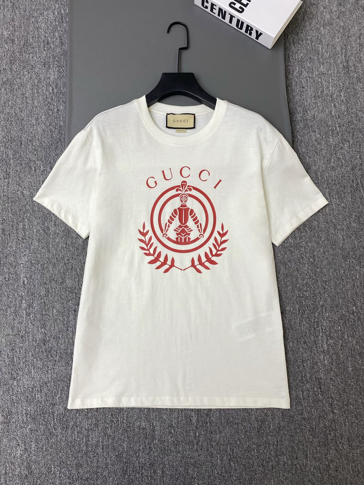 NO:824070,Exclusive first release of original quality Gu*ci 26/spring and summer new emblem printed T-shirt!  Made of white cotton material, comfortable and breathable, with red badge + retro character + olive branch on the front, perfect recognition and full brand sense!  SML, women's clothing, tees, t-shirt,19860909独家首发原单品质 Gu*ci 26/春夏新款徽章印花T恤！白色纯棉材质,舒适透气,正面红色徽章+复古人物+橄榄枝,辨识度满分,品牌感十足！SML,女装,tees，t-shirt,,Women's clothing