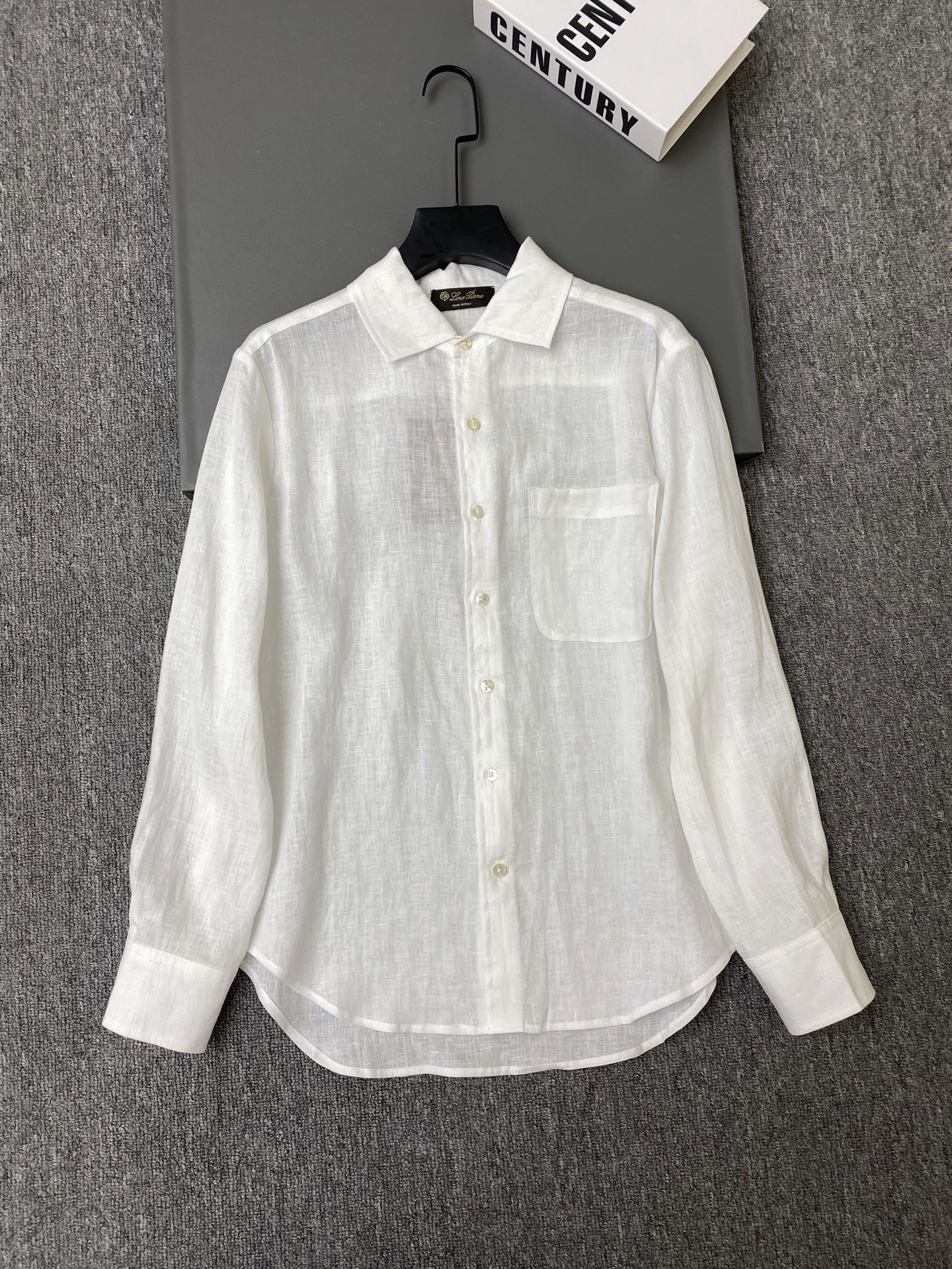 NO:824058,Exclusive first release of original quality Loro Pian*26/spring and summer new linen long-sleeved shirt!  Low color saturation, simple and natural style!  Classic lapels + unilateral chest pockets, shell buckle embellishments, perfect details, linen is breathable and moisture-absorbent, super comfortable to wear in spring and summer, the loose fit is not flattering on your figure, and it is OK to wear alone or layered!  Off-white/pink/brown SML, women's clothing, loro piana, shirts,19860909独家首发原单品质 Loro Pian*26/春夏新款亚麻长袖衬衫！彩色低饱和度,简约自然风格！经典翻领+单侧胸袋,贝壳扣点缀,细节满分,亚麻透气吸湿,春夏穿超舒适,宽松版型不挑身材,单穿或叠搭都很OK！米白色/粉色/咖啡色SML,女装,loro piana,shirts,,Women's clothing