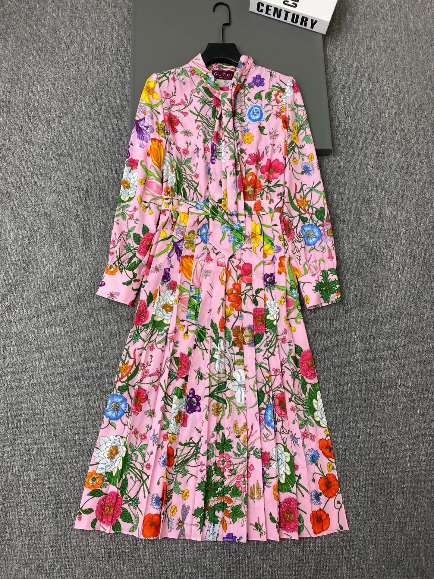 NO:862648,Exclusive first release of original quality Gu*ci 26/spring and summer new floral print dress!  The pink background color and all-over printed flowers bring out the spring atmosphere!  The fabric is light and soft, super comfortable to wear!  Neck ribbon + waist + A-line skirt, elegant and smart, full of French romance!  SML,Gucci-clothing,gucci,loro piana,skirts,19860909独家首发原单品质 Gu*ci 26/春夏新款花卉印花连衣裙！粉色底色配满印花卉,春日氛围感拉满！面料轻盈柔软,穿着超舒适！领口飘带+收腰+A字裙摆,优雅又灵动,法式浪漫气息十足！SML,古驰-服装,gucci,loro piana,skirts,,Women's clothing