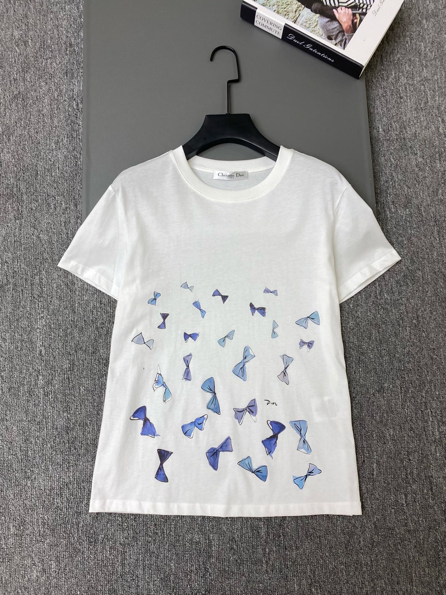 NO:829391,Exclusive first release of original quality Di*r 26/spring and summer new blue bow printed T-shirt!  White cotton fabric, soft and comfortable, super friendly for daily wear!  The blue bow is elegant and playful!  The loose fit accommodates a variety of body shapes and is great to wear alone or layered with, making it easy to create a casual or light luxury style!  SML, Dior-clothing, dior, loro piana, tees, t-shirt,19860909独家首发原单品质 Di*r 26/春夏新款蓝色蝴蝶结印花T恤！白色棉质面料,柔软舒适,日常穿搭超友好！蓝色蝴蝶结优雅又俏皮！宽松版型,包容多种身材,单穿或内搭都很OK,轻松打造休闲或轻奢风！SML,迪奥-服装,dior,loro piana,tees，t-shirt,,Women's clothing