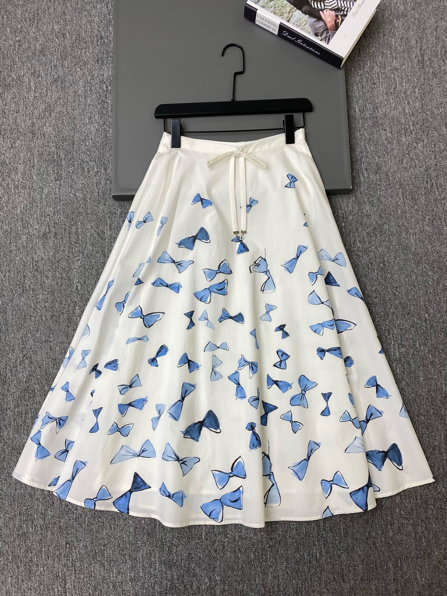 NO:829462,Exclusive first release of original quality Di*r 26/spring and summer new blue bow flared skirt!  With a white base and embellished with blue bow prints, it is full of French retro style, elegant and romantic!  Lightweight fabric and bow design on the waist, modifying the waistline and adding layering!  SML,Dior-clothing,dior,skirts,19860909独家首发原单品质 Di*r 26/春夏新款蓝色蝴蝶结喇叭型半裙！以白色为底,点缀蓝色蝴蝶结印花,法式复古风满满,优雅又浪漫！轻薄面料,腰部蝴蝶结设计,修饰腰线,增添层次感！SML,迪奥-服装,dior,skirts,,Women's clothing