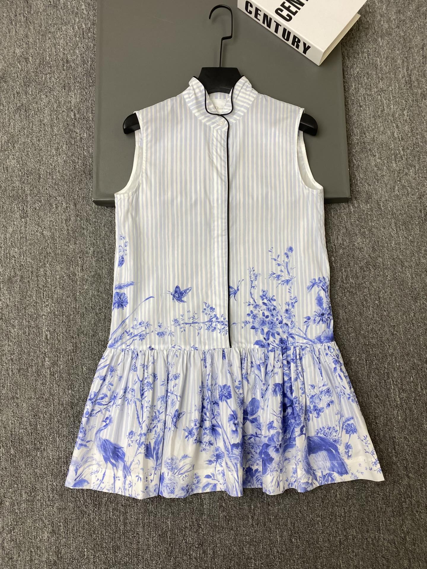 NO:862686,Exclusive first release of original quality Di*r 26/spring and summer new short bow print dress!  White base with all-over printed bows, lively and delicate!  Sleeveless shirt dress style + black contrast collar, full of French elegance. A-line ruffle skirt, smart and slimming, suitable for various body types!  SML,Dior-clothing,dior,loro piana,skirts,shirts,19860909独家首发原单品质 Di*r 26/春夏新款短款蝴蝶结印花连衣裙！白色底配满印蝴蝶结,活泼又精致！无袖衬衫裙版型+黑色撞色领边,法式优雅感满满.A字荷叶边裙摆,灵动显瘦,适合多种身材！SML,迪奥-服装,dior,loro piana,skirts,shirts,,Women's clothing