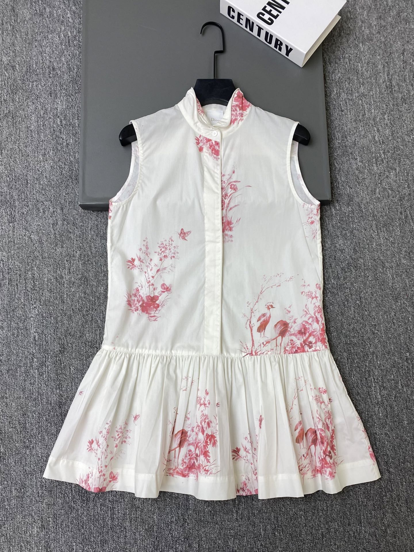 NO:853426,Exclusive first release of original quality Di*r 26/spring and summer new short bow print dress!  White base with all-over printed bows, lively and delicate!  Sleeveless shirt dress style + black contrast collar, full of French elegance. A-line ruffle skirt, smart and slimming, suitable for various body types!  SML,Dior-clothing,dior,loro piana,skirts,shirts,19860909独家首发原单品质 Di*r 26/春夏新款短款蝴蝶结印花连衣裙！白色底配满印蝴蝶结,活泼又精致！无袖衬衫裙版型+黑色撞色领边,法式优雅感满满.A字荷叶边裙摆,灵动显瘦,适合多种身材！SML,迪奥-服装,dior,loro piana,skirts,shirts,,Women's clothing