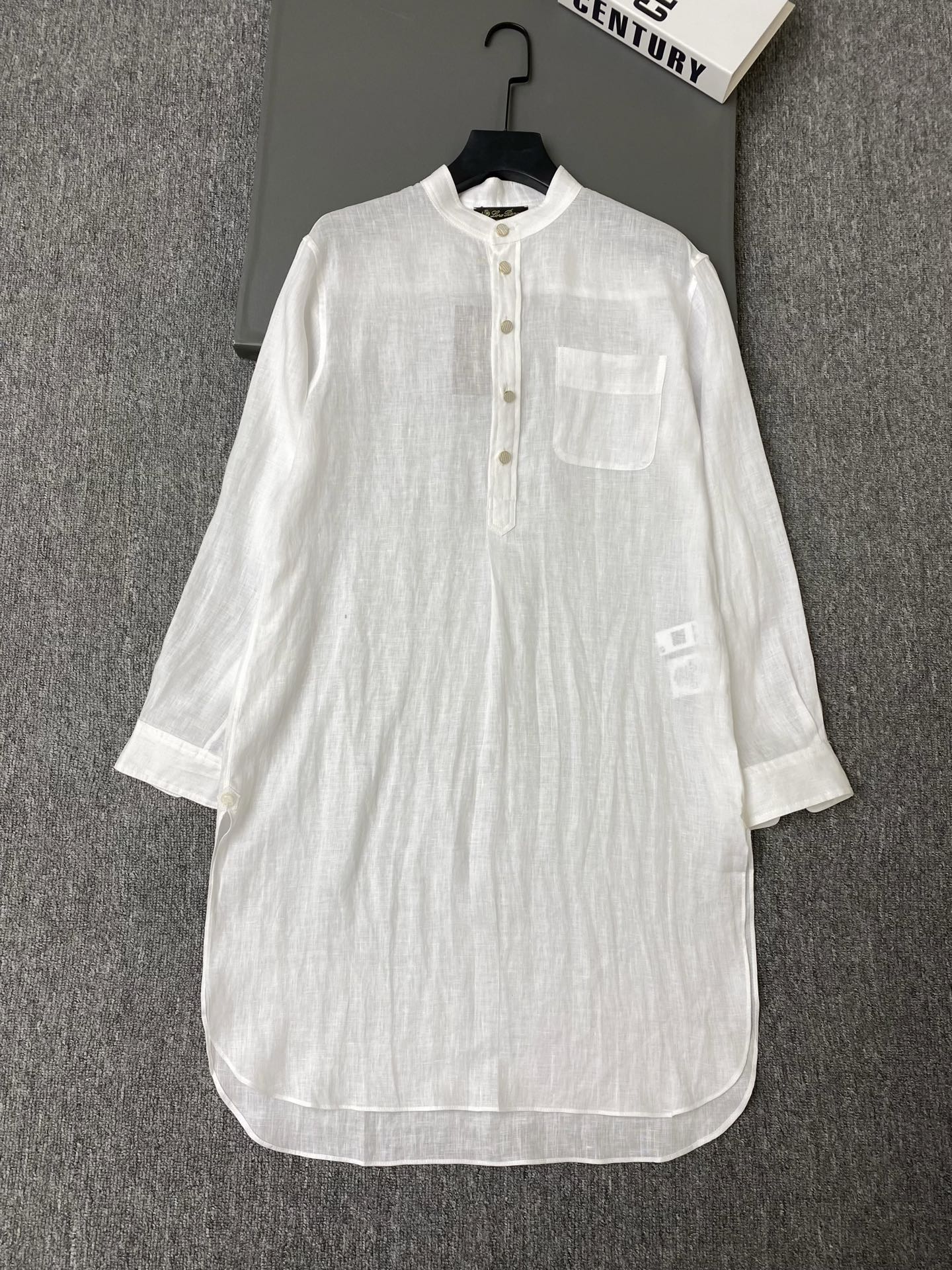 NO:853439,Exclusive first release of original quality Loro Pian*26/spring and summer new linen long-sleeved dress!  Made of high-quality linen, light and breathable, super comfortable to wear in spring and summer!  The stand-up collar + front button design is simple and detailed. The mid-length and loose silhouette accommodates a variety of body shapes and can be worn alone or layered!  white/pink SML,women's clothing,loro piana,loro piana,skirts,19860909独家首发原单品质 Loro Pian*26/春夏新款亚麻长袖连衣裙！采用高品质亚麻,轻盈透气,春夏穿超舒服！立领+正面纽扣设计,简约又有细节感.中长款宽松廓形,包容多种身材,单穿或叠搭都OK！白色/粉色 SML,女装,loro piana,loro piana,skirts,,Women's clothing