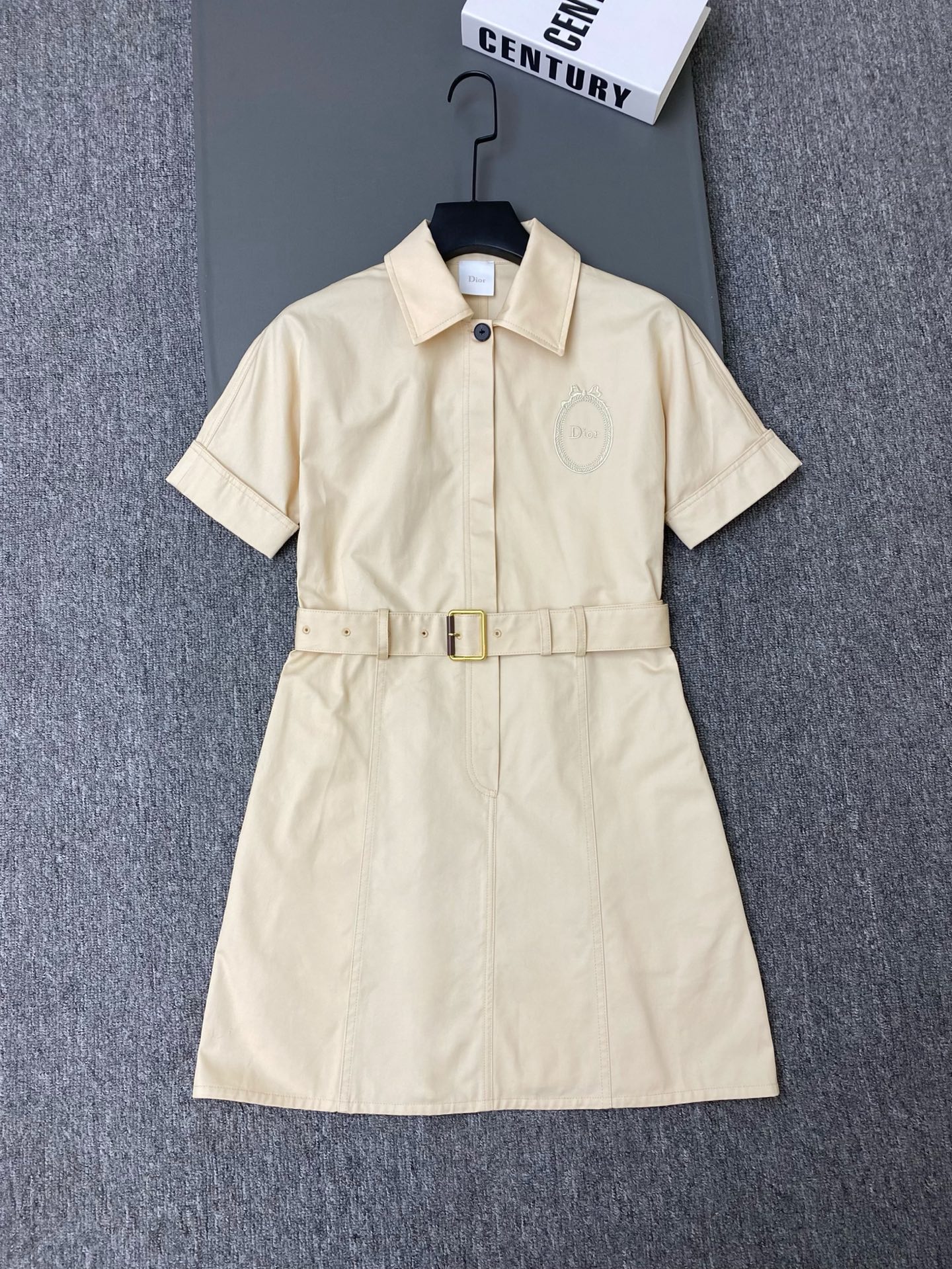 NO:862678,Exclusive first release of original quality Di*r 26/spring and summer new medal waist shirt dress!  Classic lapel + short sleeve design, simple and elegant!  The badge embroidery on the chest is very recognizable, the belt is adjustable and can easily outline the waistline, and the A-line skirt modifies the figure and shows off the proportions!  SML,Dior-clothing,dior,loro piana,skirts,shirts,T-shirt,19860909独家首发原单品质 Di*r 26/春夏新款奖章束腰衬衫裙！经典翻领+短袖设计,简约又优雅！胸前徽章刺绣超有辨识度,腰带可调节,轻松勾勒腰线,A字裙摆修饰身形超显比例！SML,迪奥-服装,dior,loro piana,skirts,shirts,T-shirt,,Women's clothing