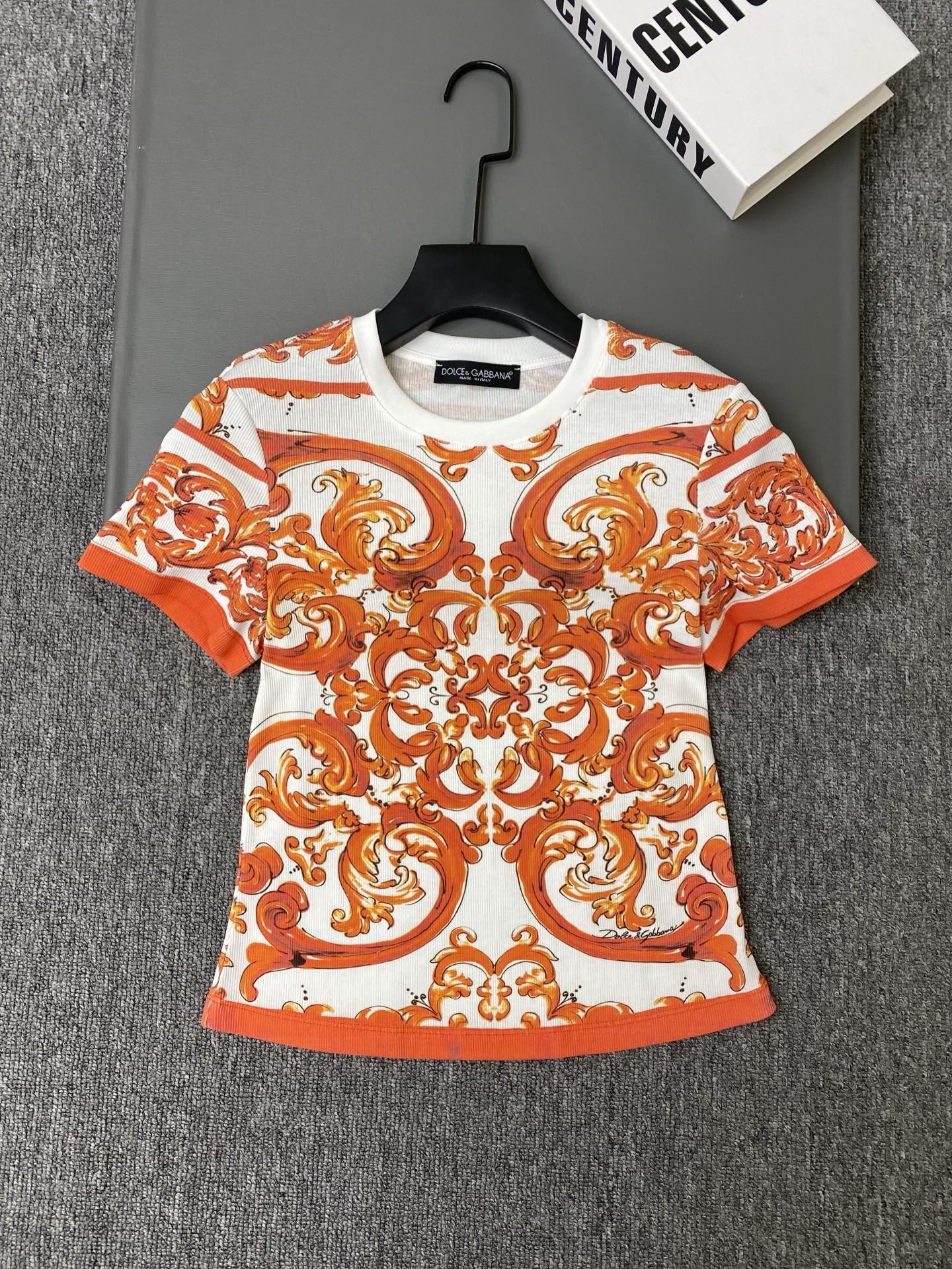 NO:857018,Exclusive first release of original quality D*G26/new style printed short-sleeved T!  Orange and white contrasting ceramic art prints, full of Southern European style!  High-quality cotton material, comfortable and breathable, perfect for summer!  The printing details are exquisite, and the orange trim on the cuffs and collar echoes the main color, which is very atmospheric!  SML, Dolce & Gabbana-clothing, Dolce&Gabbana, T-shirt,19860909独家首发原单品质 D*G26/新款印花短袖T！橙白撞色陶瓷艺术印花,满满南欧风情！高品质棉料,穿着舒适透气,夏天超适合！印花细节精致,袖口和领口橙色边饰呼应主色调,超有氛围感！SML,杜嘉班纳-服装,Dolce&Gabbana,T-shirt,,Women's clothing