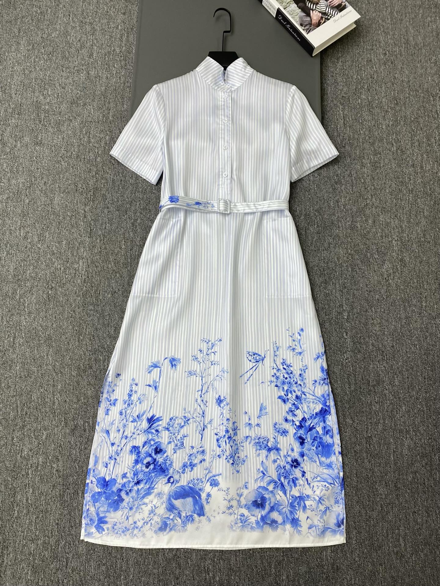 NO:873175,Exclusive first release of original quality Di*r 26/spring and summer new blue and white porcelain printed striped dress!  Stand collar + short sleeves, waist tie, elegant and oriental charm!  The blue and white color scheme is fresh and elegant, and the fabric is light and breathable, making it super comfortable to wear in spring and summer!  SML, Dior-clothing, dior, skirts, T-shirt,19860909独家首发原单品质 Di*r 26/春夏新款青花瓷印花条纹连衣裙！立领+短袖,收腰系带,优雅又有东方韵味！蓝白配色清新典雅,面料轻盈透气,春夏穿超舒服！SML,迪奥-服装,dior,skirts,T-shirt,,Women's clothing