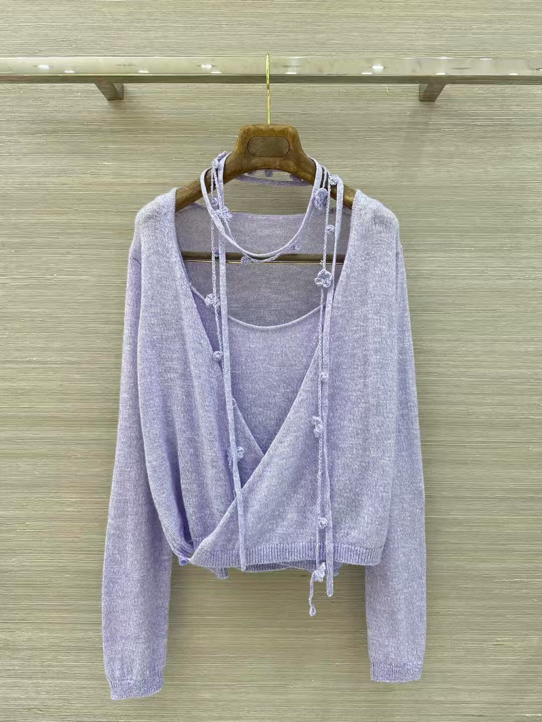 NO:860896,High-end original quality ER high-intellectual wear!  26 new spring and summer knitted two-piece set, elegant V-neck small open collar with small suspenders, high-end item!  The three-dimensional small flower hand-hook woven belt decoration is casual and elegant. It has a gentle and extremely elegant tone. The texture of imported cashmere, linen and silk yarn is super delicate and soft!  The temperament goddess must receive payment!  A versatile piece that can be either sweet or salty, available in 4 colors, sizes S-L. Here’s a big order!  S size suspender bust 76, dress length 49, cardigan bust 84, dress length 47. White/grey/purple/pink, women's clothing,19860909高端原单品质ER高智感穿搭！ 26春夏新品针织两件套,气质V领小开领搭配小吊带高级单品！立体小花花手工勾织带装饰随性优雅.温柔极致优雅的调调.进口羊绒亚麻蚕丝纱线质感超级细腻柔软！气质女神必收款！可甜可盐气质百搭单品,4色S-L码.大单子甩过来！S码吊带胸围76,衣长49,开衫胸围84,衣长47.白色/灰色/紫色/粉色,女装,,Women's clothing