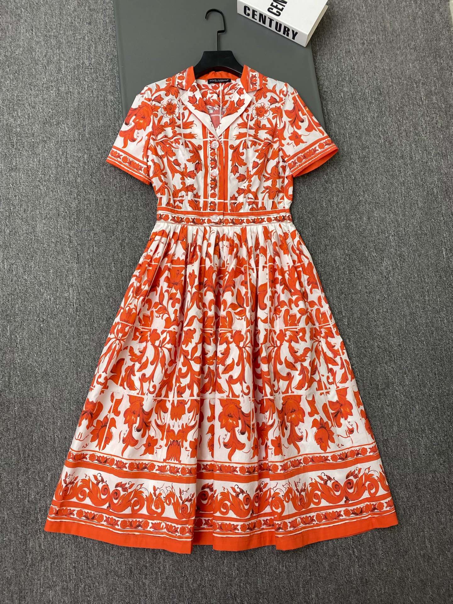 NO:887637,Exclusive first release of original quality D*G26/new floral print dress!  The white base with orange print is retro and bright. The shirt collar + waist design is elegant and slimming, and the skirt print is rich in layers, giving it a full Italian romantic atmosphere!  SML,Dolce&Gabbana-clothing,Dolce&Gabbana,loro piana,skirts,shirts,19860909独家首发原单品质 D*G26/新款花卉印花连衣裙！白底配橘红印花,复古又明艳.衬衫领+收腰大摆设计,优雅显瘦,裙摆印花层次丰富,意式浪漫氛围感拉满！SML,杜嘉班纳-服装,Dolce&Gabbana,loro piana,skirts,shirts,,Women's clothing