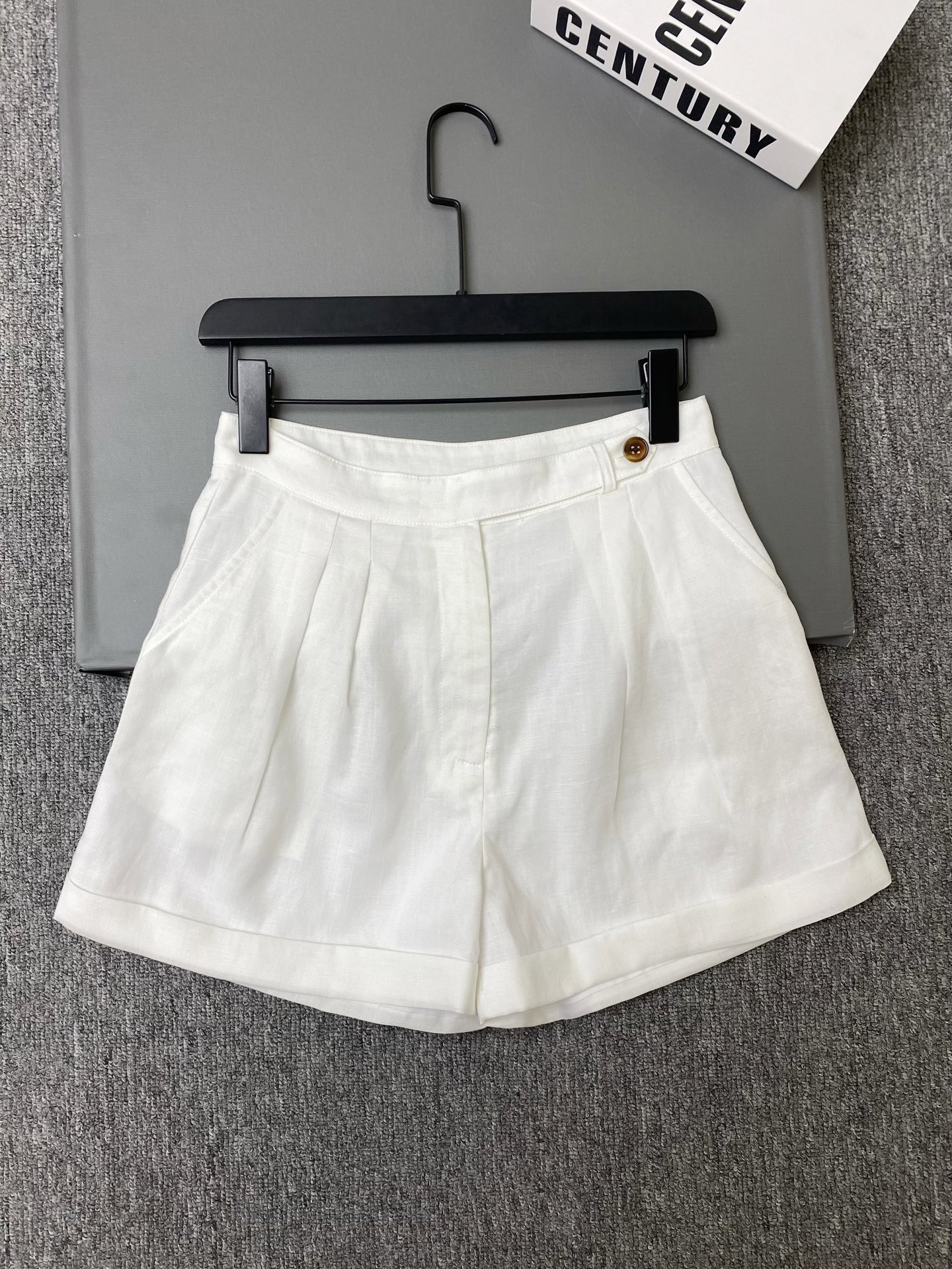 NO:863363,Exclusive first release of original quality Loro Pian*26/new spring and summer linen Bermuda shorts!  The high waist + loose wide leg design modifies the leg shape and makes you look slimmer. The rolled edge details add a sense of layering and are super friendly to pear-shaped figures. Brown buttons + side pockets are practical and beautiful!  SML,women's clothing,loro piana,shorts,19860909独家首发原单品质 Loro Pian*26/春夏新款亚麻百慕大短裤！高腰+宽松阔腿设计,修饰腿型还很显瘦,卷边细节增添层次感,对梨形身材超友好.咖色纽扣+侧边口袋,实用又美观！SML,女装,loro piana,shorts,,Women's clothing