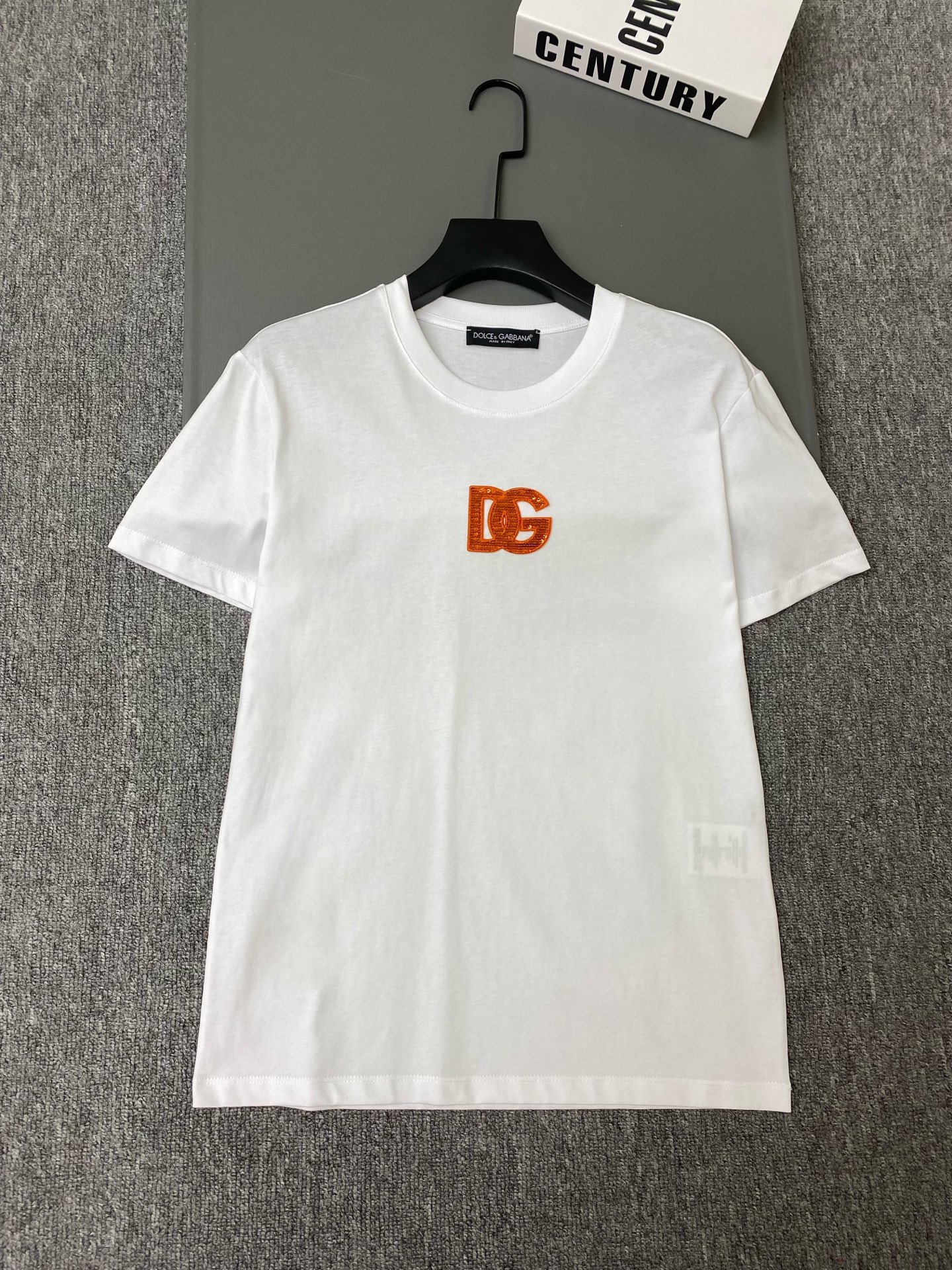 NO:873193,Exclusive first release of original quality D*G26/new style sequined logo letter short-sleeved T-shirt!  Simple but not monotonous, the basic style has a high-end feel. High-quality cotton material, comfortable and breathable to wear, perfect for summer ~ SML, Dolce & Gabbana-clothing, Dolce&Gabbana, T-shirt, tees, t-shirt,19860909独家首发原单品质 D*G26/新款亮片logo字母短袖T恤！简约不单调、基础款穿出高级感.高品质棉料,穿着舒适透气,夏天超适合～SML,杜嘉班纳-服装,Dolce&Gabbana,T-shirt,tees，t-shirt,,Women's clothing