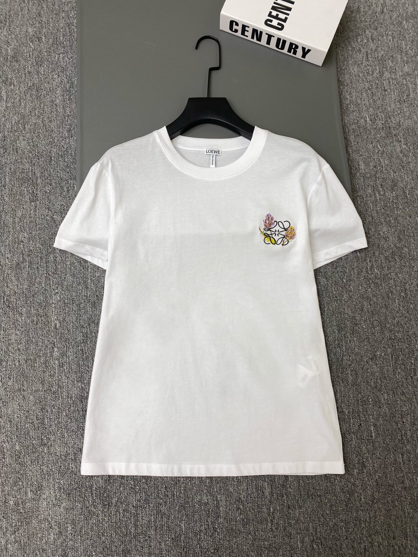 NO:873208,Exclusive first release of original quality LOE*E26/new embroidered T-shirt!  The artichoke flower + logo embroidery on the chest is very recognizable. The regular slightly loose version, the round neck rib design is durable and not easy to deform, practical and fashionable!  Pink/white SML, Loewe-clothing, loewe, loewe, tees, t-shirt,19860909独家首发原单品质 LOE*E26/新款刺绣T恤！胸口洋蓟花卉+logo刺绣超有辨识度.常规微宽松版型,圆领罗纹设计耐穿不易变形实用又时髦！粉色/白色SML,罗意威-服装,loewe,loewe,tees，t-shirt,,Women's clothing