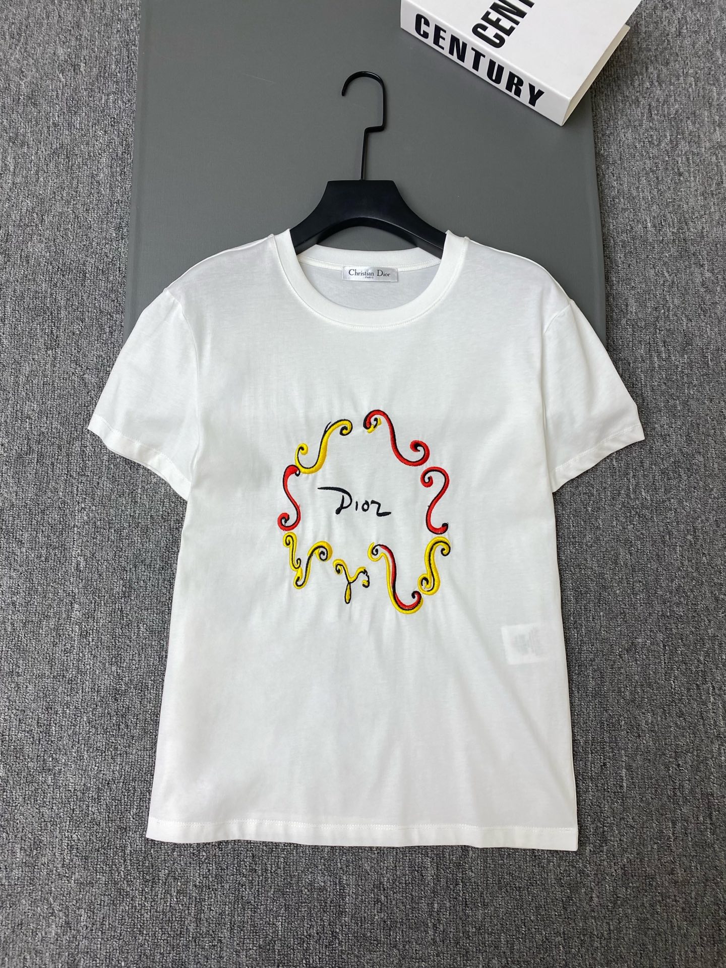 NO:873200,Exclusive first release of original quality Di*r 26/spring and summer new embroidered T-shirt!  Front brand embroidery + colorful patterns, perfect recognition, low-key and high-quality!  Loose fit, simple and fashionable!  SML, Dior-clothing, dior, tees, t-shirt,19860909独家首发原单品质 Di*r 26/春夏新款绣花T恤！正面品牌刺绣+彩色花纹,辨识度满分,低调又有质感！宽松版型,简约又时髦！SML,迪奥-服装,dior,tees，t-shirt,,Women's clothing
