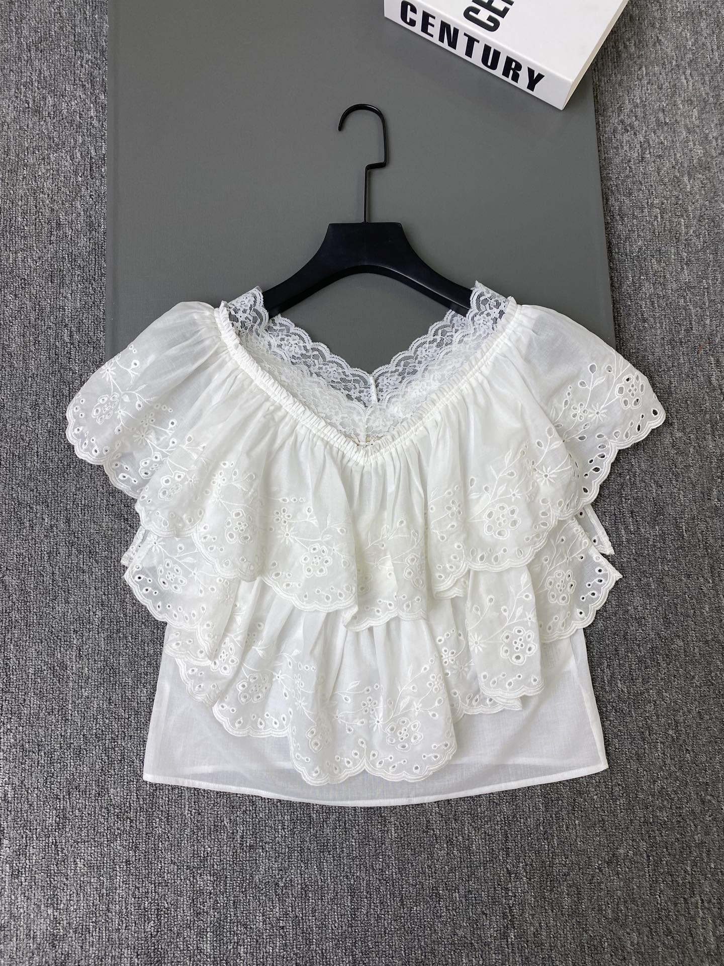 NO:873252,Exclusive first release of original quality Chl*e 26/new white hollow lace ruffled shirt!  Exquisite hollow embroidery + layered ruffles are sweet and age-reducing. The V-neck modifies the neck line, and the puff sleeves are cute and cute. It is super comfortable to wear in summer! Easily get a Korean girly look ~ SML, women's clothing,19860909独家首发原单品质 Chl*e 26/新款白色镂空蕾丝荷叶边衬衣！精致镂空刺绣+层叠荷叶边,甜美又减龄.V领修饰颈部线条,泡泡袖俏皮可爱,夏天穿超舒服! 轻松get韩系少女感穿搭～SML,女装,,Women's clothing