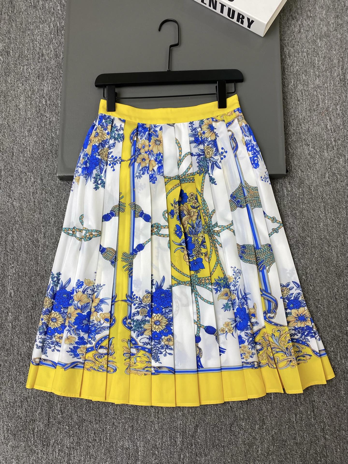 NO:873185,Exclusive first release of original quality Gu*ci 26/spring and summer new printed pleated skirt!  Yellow belt + blue and yellow floral print, retro yet modern, full of artistic sense!  Made of light and thin silk satin material, it has both drape and luster feel. The pleated design makes the skirt more layered and gives you a sense of elegance when walking!  SML,Gucci-clothing,gucci,skirts,19860909独家首发原单品质 Gu*ci 26/春夏新款印花压褶半裙！黄色腰带+蓝黄花卉印花,复古又现代,艺术感满满！轻薄丝缎材质,垂坠感和光泽感兼具,百褶设计让裙摆更有层次,走路自带飘逸感！SML,古驰-服装,gucci,skirts,,Women's clothing