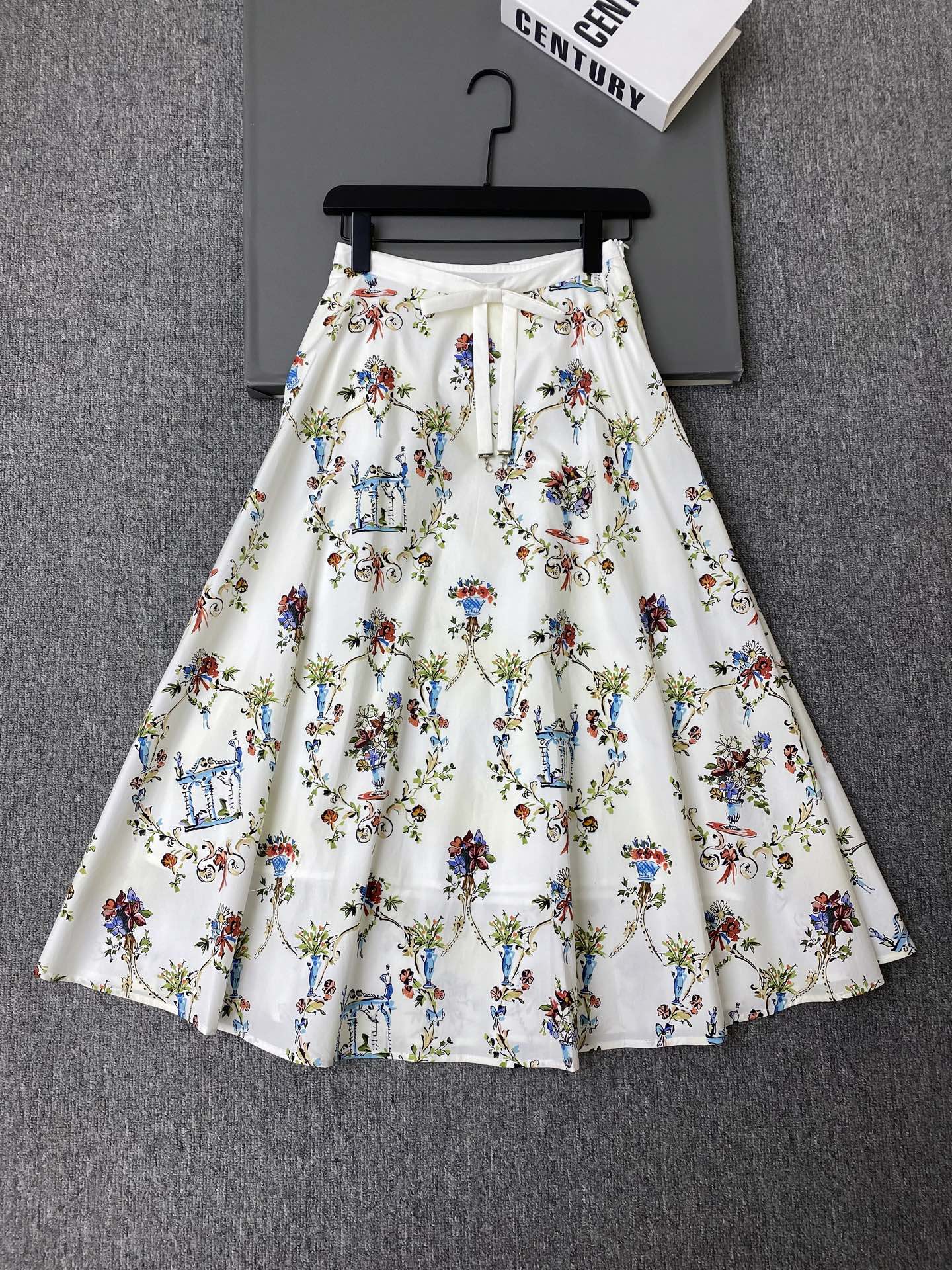 NO:873216,Exclusive first release of original quality Di*r 26/new retro printed skirt!  Full of French literary sense ~ A-line version + elastic waist. The prints include vases, bouquets and architectural elements. The colors are rich and can be easily used for daily commuting and leisure ~ SML, Dior-clothing, dior, skirts,19860909独家首发原单品质 Di*r 26/新款复古印花半身裙！法式文艺感满满～A字版型+松紧腰 印花里有花瓶,花束和建筑元素,色彩丰富日常通勤、休闲都能轻松驾驭～SML,迪奥-服装,dior,skirts,,Women's clothing
