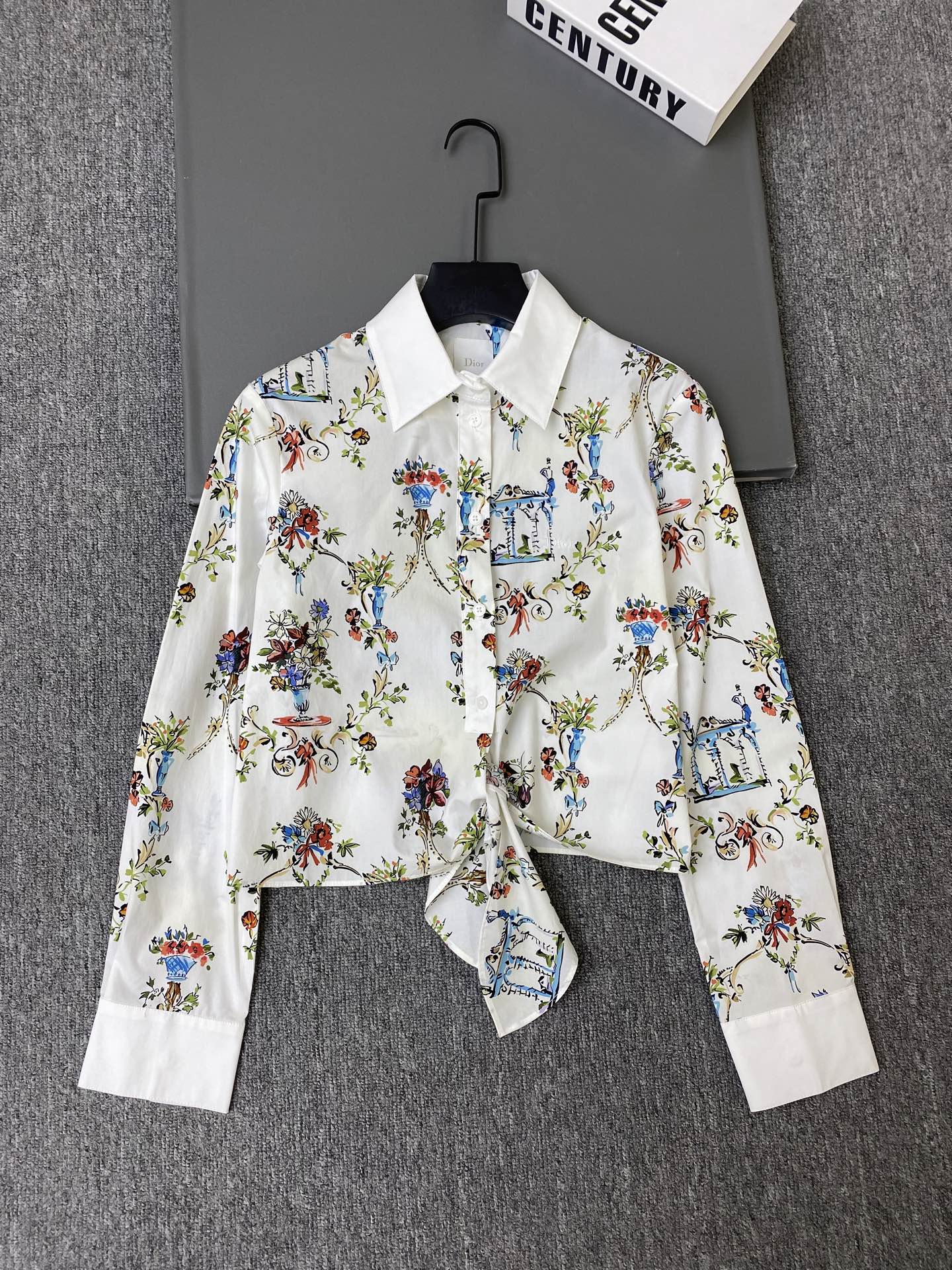 NO:873207,Exclusive first release of original quality Di*r 26/early autumn series printed strappy bow shirt!  Retro floral and architectural patterns, full of artistic sense ~ Light and thin cotton fabric, soft and breathable, suitable for commuting, vacation, and daily life ~ SML, Dior-clothing, dior, shirts,19860909独家首发原单品质 Di*r 26/早秋系列印花绑带蝴蝶结衬衫！复古花卉和建筑图案,艺术感满满～轻薄棉质面料,柔软透气通勤,度假,日常都很适合哦～SML,迪奥-服装,dior,shirts,,Women's clothing