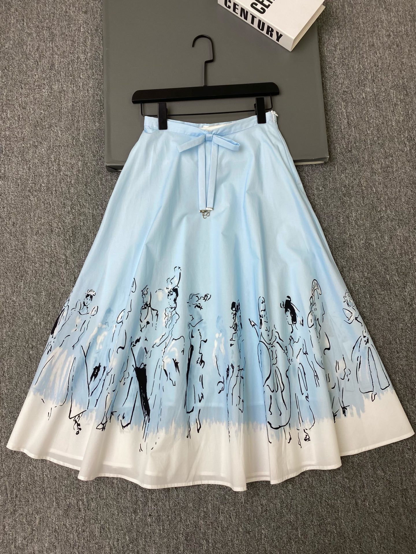 NO:873228,Exclusive first release of original quality Di*r 26/spring and summer new blue printed skirt!  Made of pure cotton poplin fabric, the skirt is light blue, with a white gradient at the bottom, and black hand-painted character patterns, which is full of art. The high-waisted A-line version modifies the waistline, and the skirt is moderately long, elegant and practical!  SML,Dior-clothing,dior,skirts,19860909独家首发原单品质 Di*r 26/春夏新款蓝色印花半身裙！纯棉府绸面料,裙身浅蓝,底部白色渐变,搭配黑色手绘人物图案,艺术感满满.高腰A字版型,修饰腰线,裙长适中,优雅又实用！SML,迪奥-服装,dior,skirts,,Women's clothing