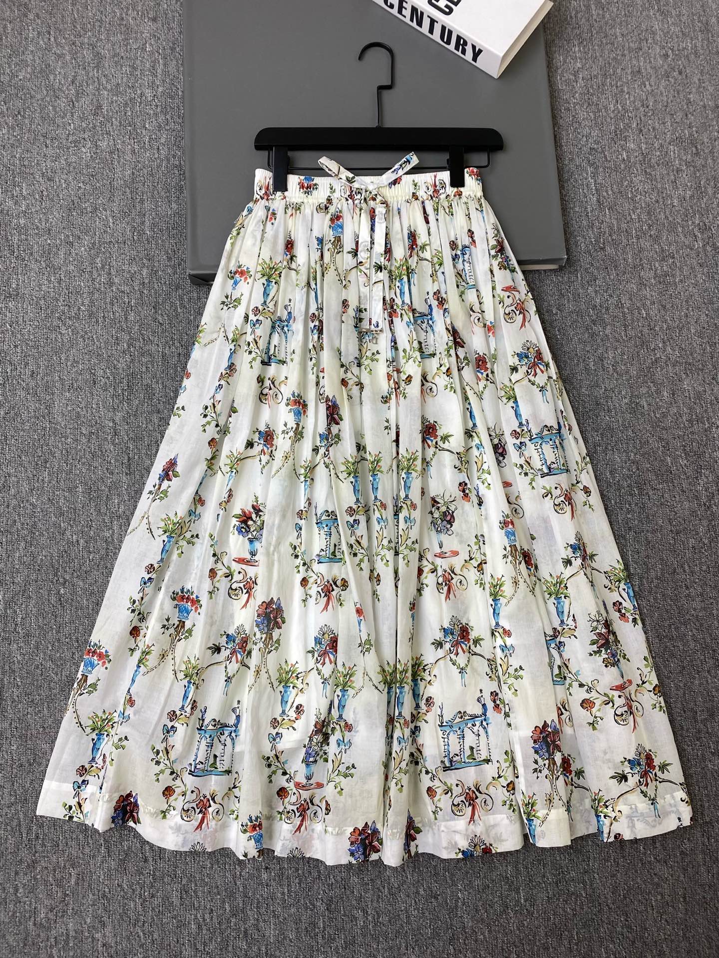 NO:873198,Exclusive first release of original quality Di*r 26/new retro pure cotton direct-injection printed thin skirt!  Full of French literary sense ~ A-line version + elastic waist. The prints include vases, bouquets and architectural elements. The colors are rich and can be easily used for daily commuting and leisure ~ SML, Dior-clothing, dior, skirts,19860909独家首发原单品质 Di*r 26/新款复古纯棉直喷印花薄半身裙！法式文艺感满满～A字版型+松紧腰 印花里有花瓶,花束和建筑元素,色彩丰富日常通勤、休闲都能轻松驾驭～SML,迪奥-服装,dior,skirts,,Women's clothing