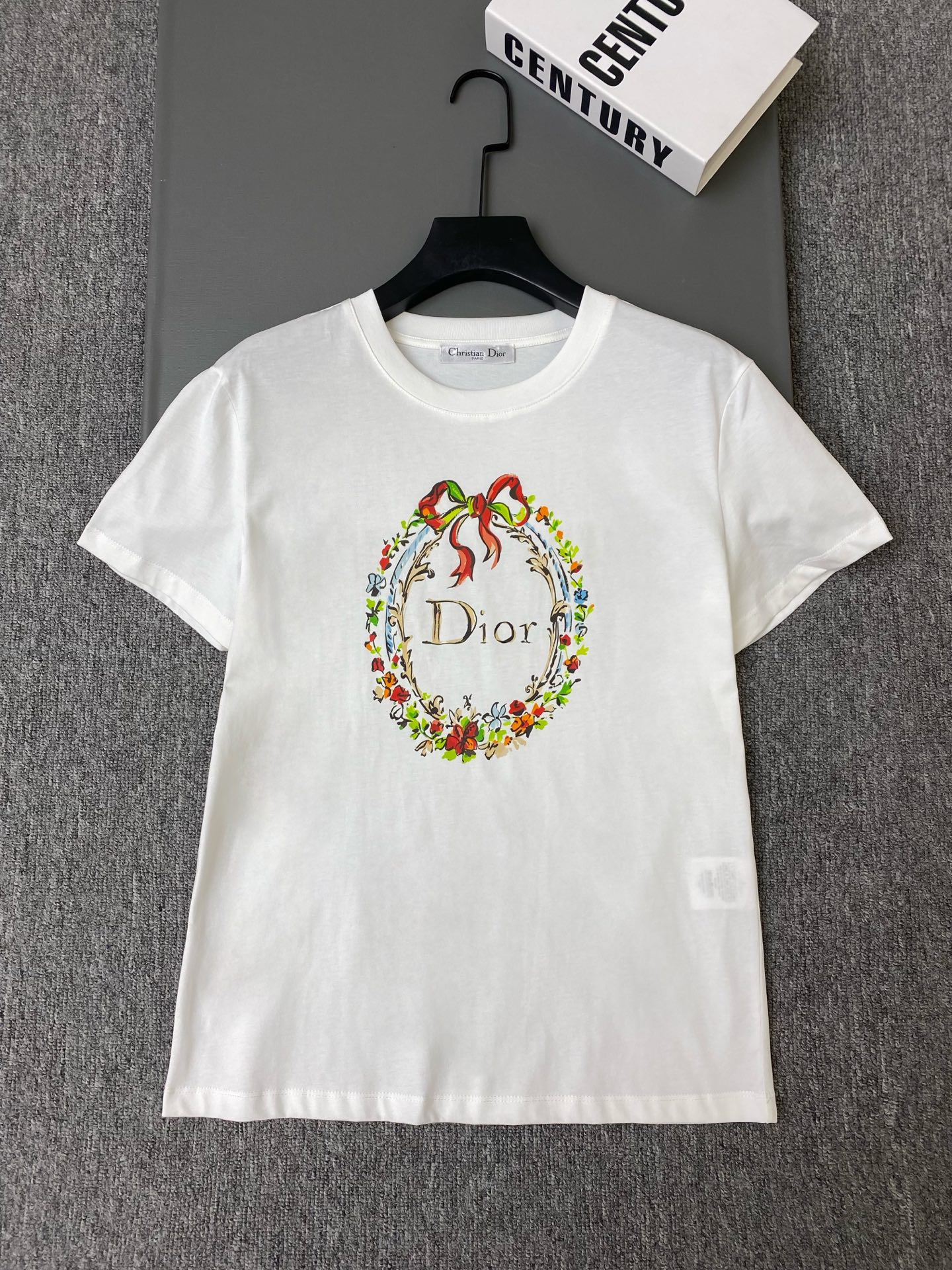 NO:873192,Exclusive first release of original quality Di*r 26/new garland printed T-shirt!  The front wreath + the word 'Dior' is full of artistic sense, comfortable and brand-like. A must-have for fashionable girls ~ SML, Dior-clothing, dior, dior, tees, t-shirt,19860909独家首发原单品质 Di*r 26/新款花环印花T恤！正面花环+”Dior“字样,艺术感满满 舒适又有品牌感 时髦女孩必入～SML,迪奥-服装,dior,dior,tees，t-shirt,,Women's clothing