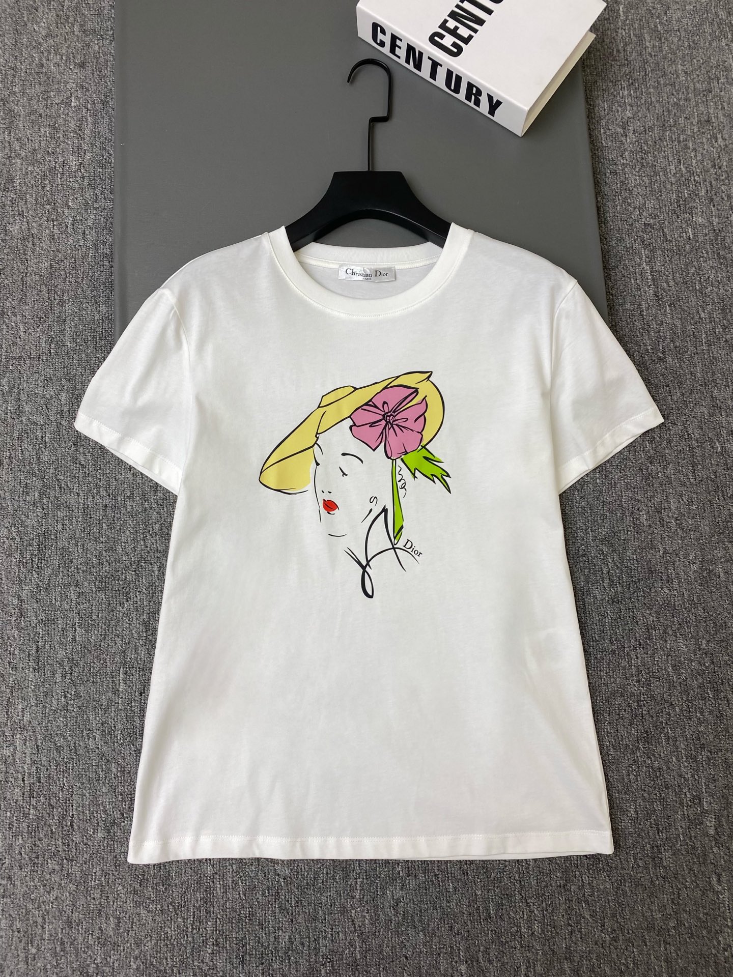 NO:873183,Exclusive first release of original quality Di*r 26/new style printed portrait illustration T-shirt!  It is made of pure cotton, soft and comfortable. On the front is an illustration of a woman wearing a yellow hat with pink flowers. It is full of art and can easily create a fashionable and casual style~SML, Dior-clothing, dior, tees, t-shirt, hats,19860909独家首发原单品质 Di*r 26/新款印花人像插画T恤！采用纯棉材质,柔软舒适,正面是戴黄色帽子粉色花朵的女性插画 艺术感满满、轻松打造时尚休闲风～SML,迪奥-服装,dior,tees，t-shirt,hats,,Women's clothing