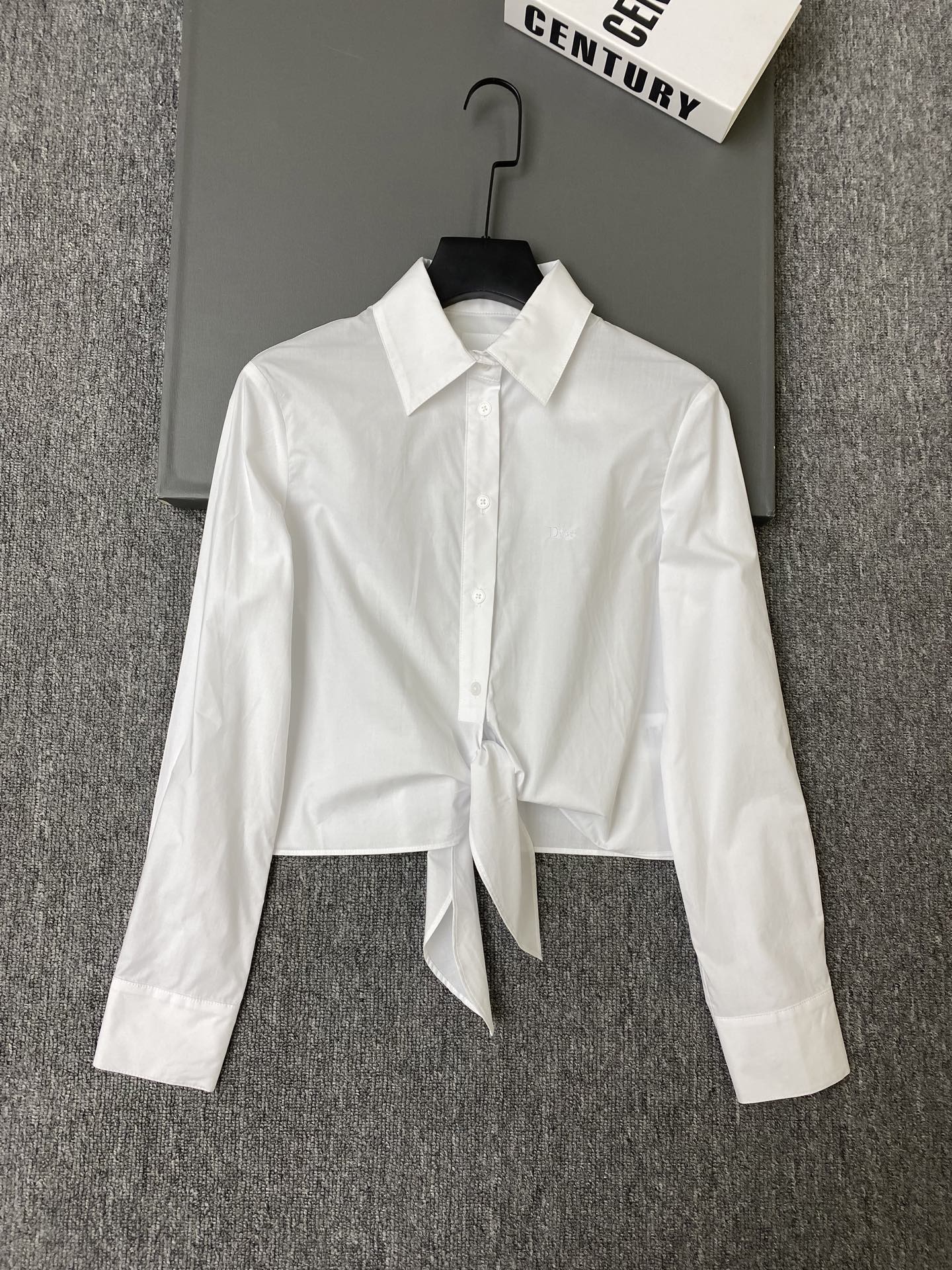 NO:873239,Exclusive first release of original quality Di*r 26/new style lace-up shirt!  Made of high-quality cotton fabric, soft and skin-friendly. Logo embroidery on the chest, classic lapel + long shoulder sleeves, modified arm lines, short style + front tie design, waist slimming, elegant and practical!  white/pink SML,Dior-clothing,dior,19860909独家首发原单品质 Di*r 26/新款系带衬衣！采用高品质棉质面料,柔软亲肤.胸口logo刺绣,经典翻领+正肩长袖,修饰手臂线条,短款+前襟系带设计,收腰显身材,优雅又实用！白色/粉色 SML,迪奥-服装,dior,,Women's clothing