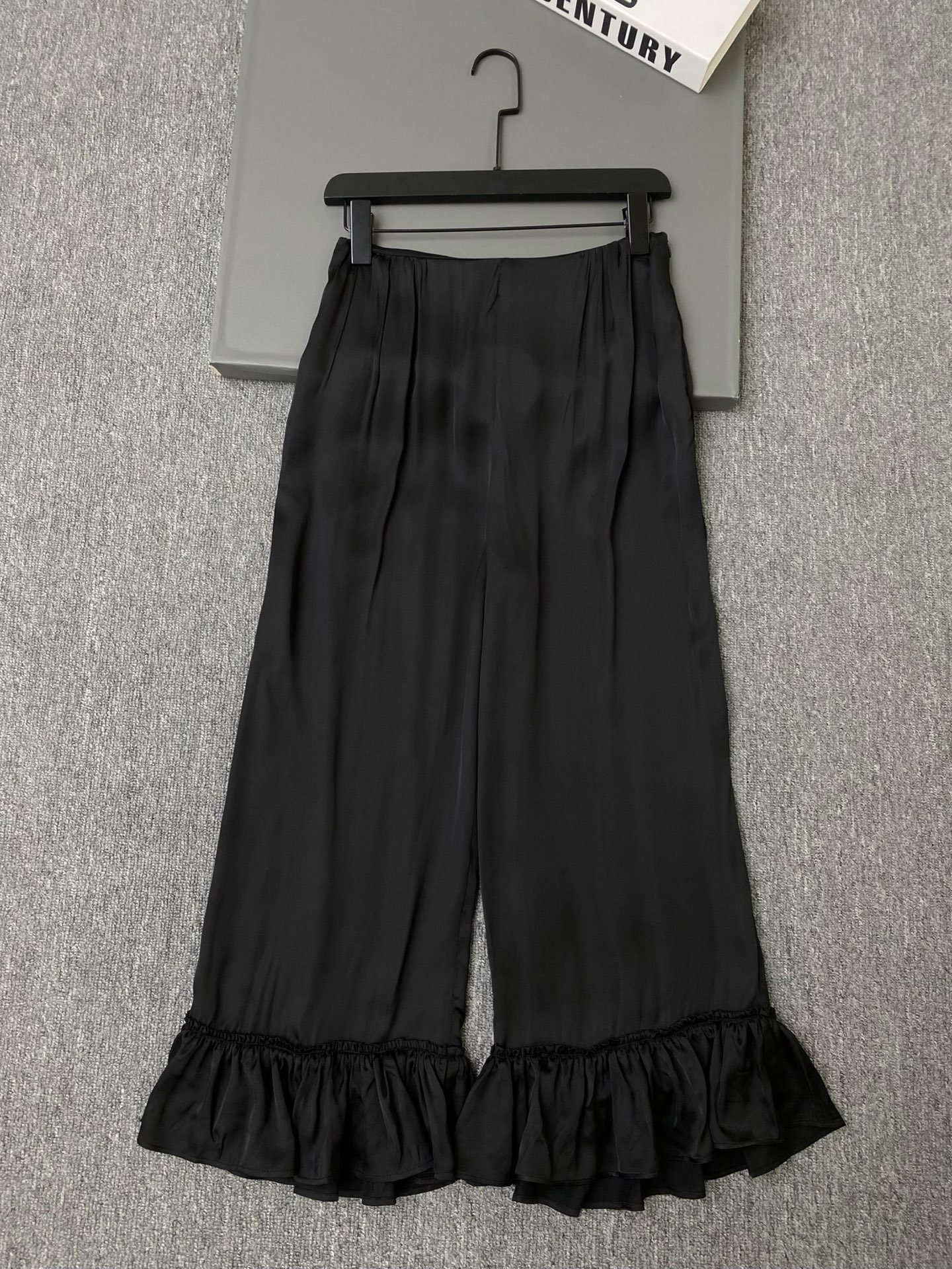 NO:873262,Exclusive first release of original quality chl*e 26/new ruffled black trousers!  The custom-made fabric is super soft and drapey. The wide-leg pants are loose and lengthen your legs. The ruffled hem gives you perfect layering!  SML,Chanel-clothing,chanel,19860909独家首发原单品质 chl*e 26/新款荷叶边黑色长裤！定制面料材质超柔软有垂感,阔腿裤宽松显腿长,荷叶边下摆,层次感满分！SML,香奈儿-服装,chanel,,Women's clothing