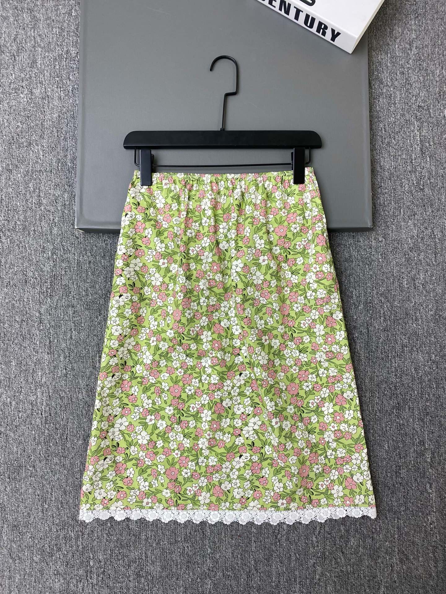 NO:887610,Exclusive first release of original quality Miu M*u 26 new retro floral skirt!  High-waisted A-line version, elastic waist design, comfortable and figure-flattering. Green background with pink and white florals, fresh and natural, lace embellishment on the skirt, perfect details, full of literary and artistic sense~SML, Miu Miu-clothing, miumiu, skirts,19860909独家首发原单品质 Miu M*u 26新款复古碎花半身裙！高腰A字版型,松紧腰设计,舒适又显身材.绿色底色配粉白小碎花,清新自然,裙摆蕾丝边点缀,细节满分、文艺感满满～SML,缪缪-服装,miumiu,skirts,,Women's clothing
