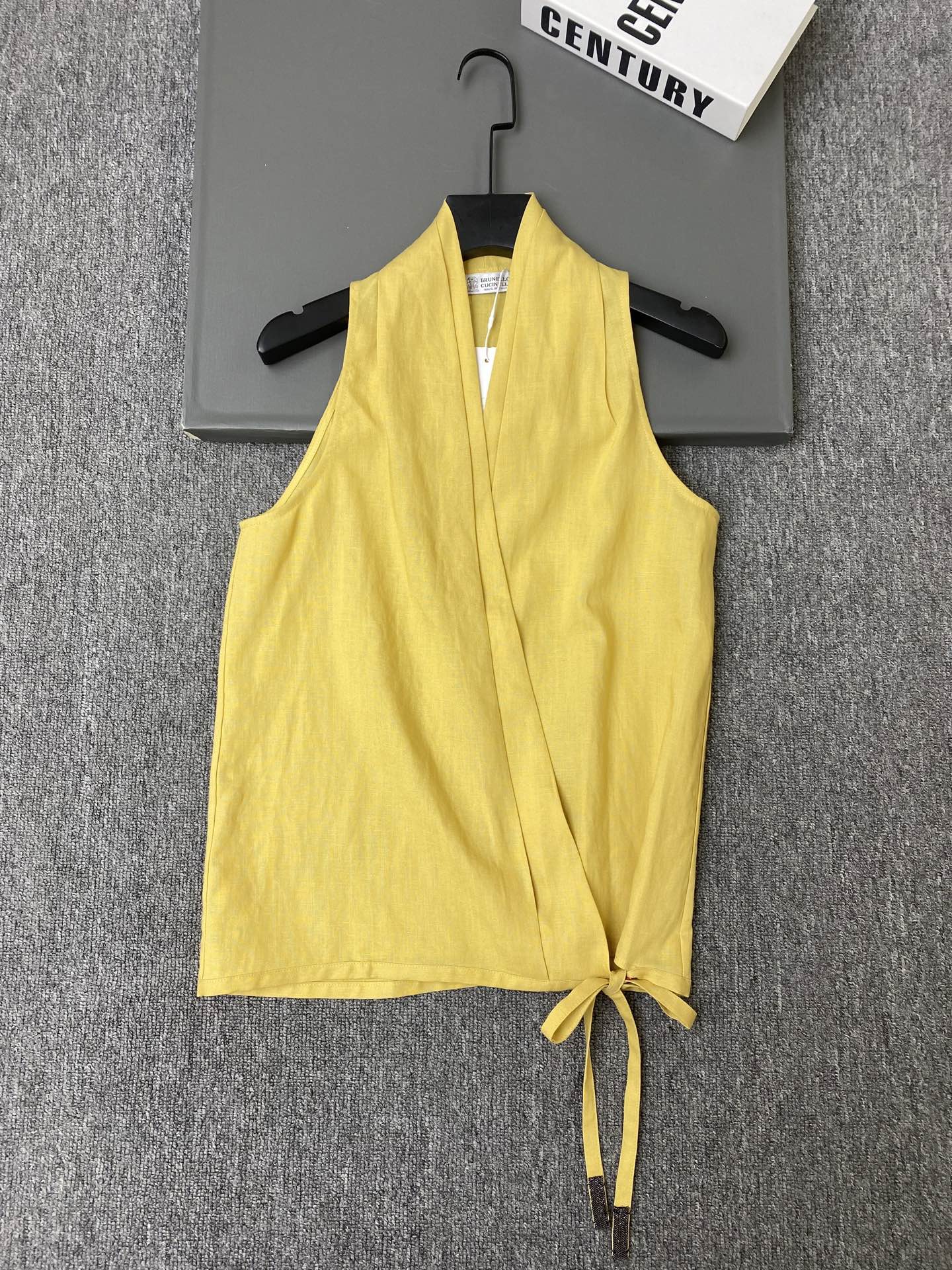 NO:887629,Exclusive first release of original quality Brunell*26/new linen wrap-style strappy top!  V-neck cross design + waist tie, modify the figure and give a sense of hierarchy!  Ginger has low saturation and is gentle and whitening!  SML, Burberry-clothing, brunello cucinelli, loro piana,19860909独家首发原单品质 Brunell*26/新款亚麻围裹式绑带上衣！V领交叉设计+腰部系带,修饰身形又有层次感！姜黄色低饱和度,温柔显白！SML,博柏利-服装,brunello cucinelli,loro piana,,Women's clothing