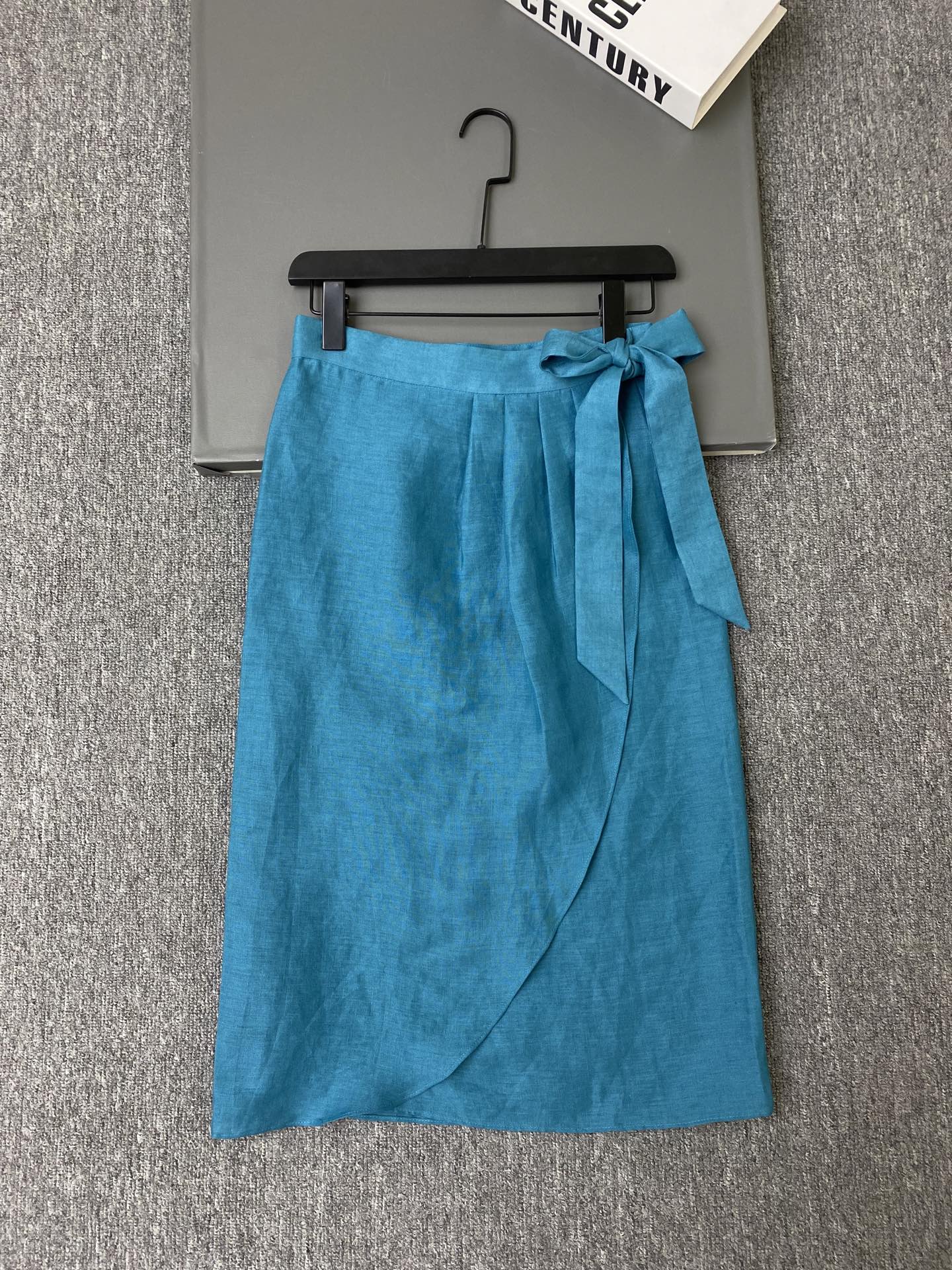 NO:890212,Exclusive first release of original quality Loro Pian*26/new turquoise linen skirt!  One-piece high-waist + lace design modifies the waistline, irregular pleats on the sides make it look slimmer, and the skirt is naturally draped, simple and yet stylish!  SML,women's clothing,loro piana,skirts,19860909独家首发原单品质 Loro Pian*26/新款绿松石亚麻半裙！一片式高腰+系带设计,修饰腰线,侧边不规则压褶巨显瘦,裙摆自然垂坠,简约又有设计感！SML,女装,loro piana,skirts,,Women's clothing