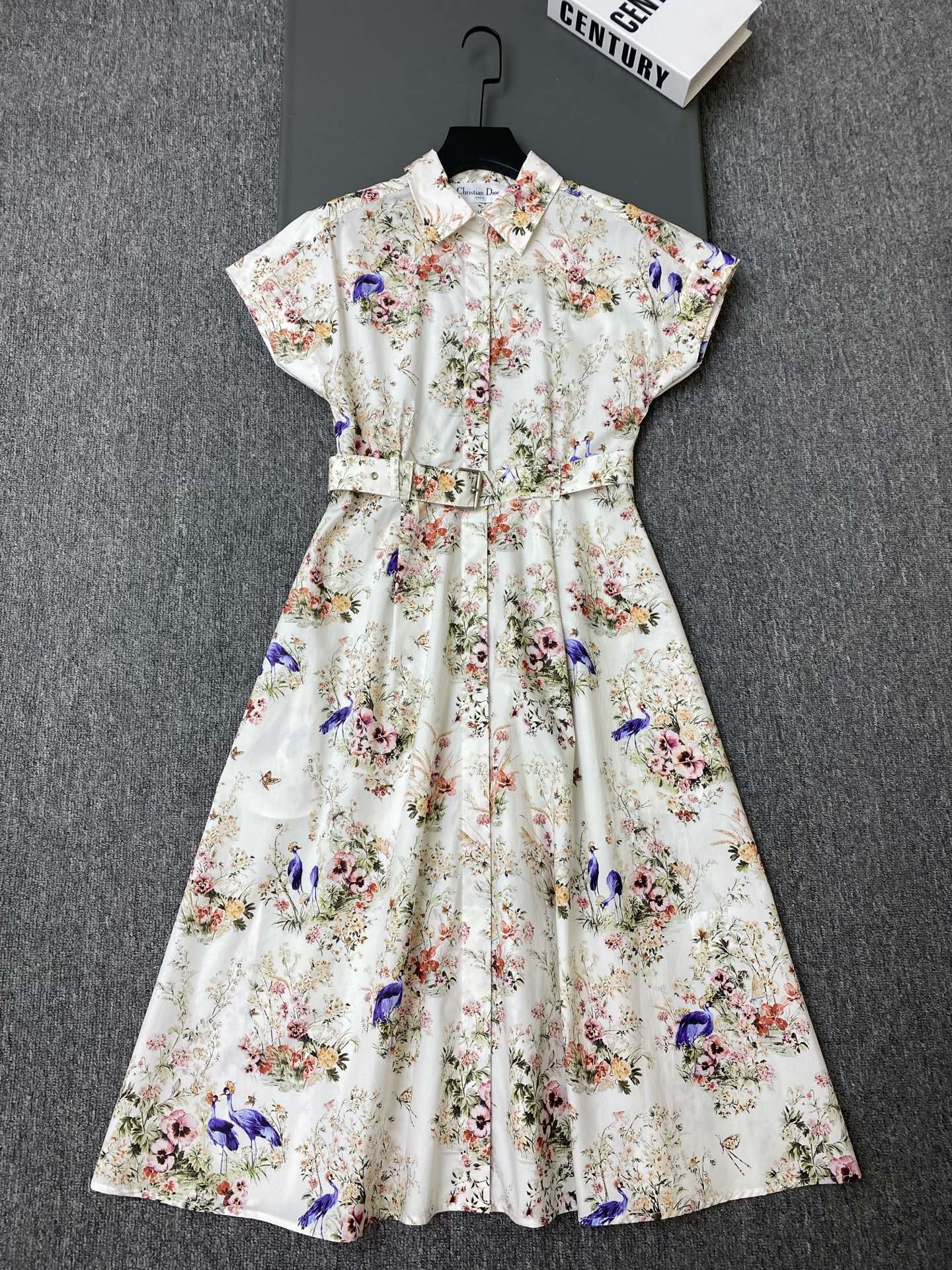 NO:892700,Exclusive first release of original quality Di*r 26/new flower and bird peacock print waist shirt dress!  Off-white base with hand-painted flowers, birds and peacocks all over, color matching, elegant retro small lapel short sleeves + fully buttoned front shirt style, original belt of the same fabric to tighten the waistline, A-line mid-length skirt, neat silhouette covering the crotch!  SML,Dior-clothing,dior,skirts,shirts,T-shirt,19860909独家首发原单品质 Di*r 26/新款花鸟孔雀印花收腰衬衫连衣裙！米白基底手绘花鸟孔雀满印花,配色雅致复古小翻领短袖＋前襟全开扣衬衫版型,原配同面料腰带收束腰线,A 字中长裙摆,版型利落遮胯！SML,迪奥-服装,dior,skirts,shirts,T-shirt,,Women's clothing