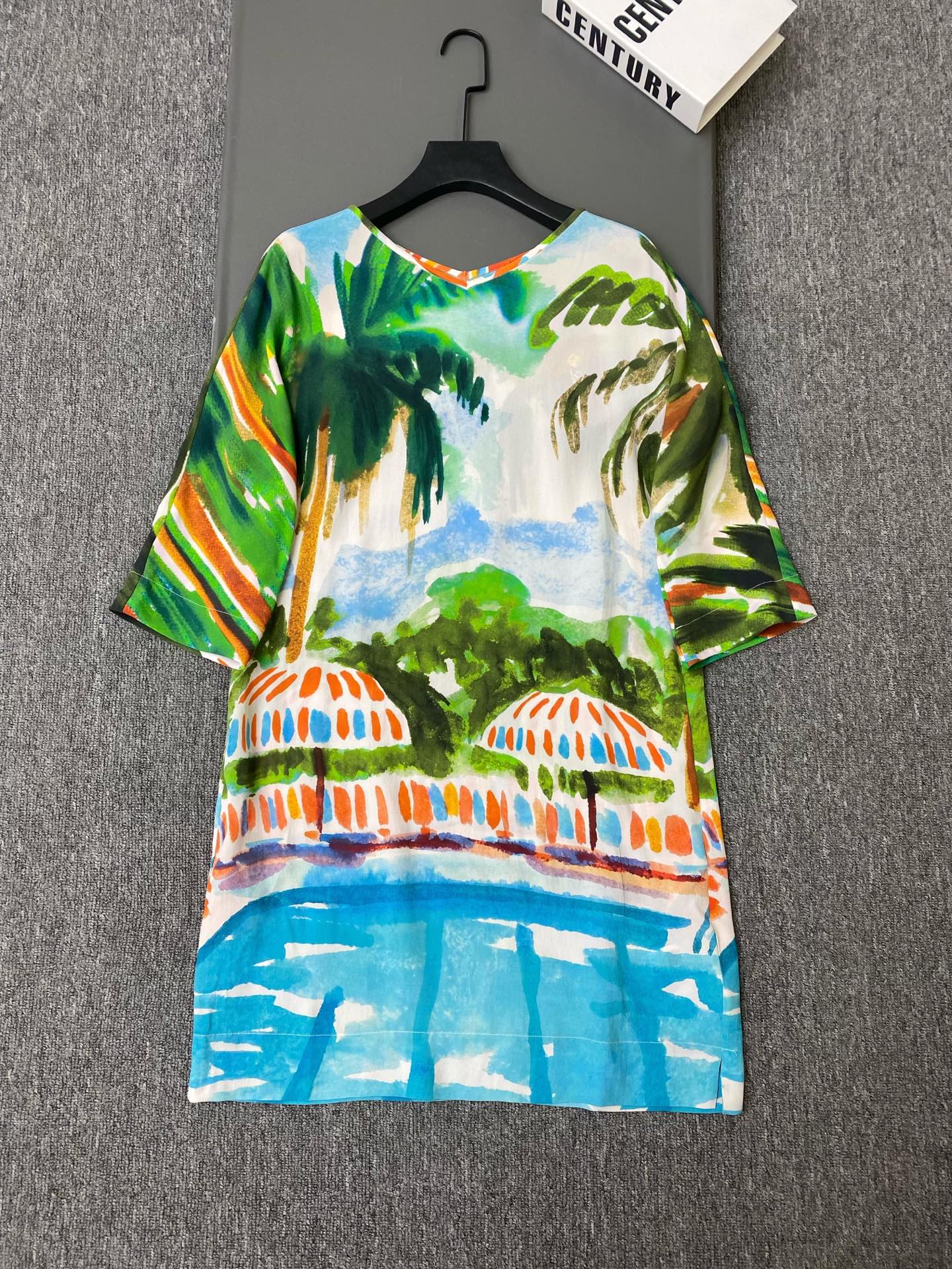 NO:892708,Exclusive first release of original quality Loro Pian*26/new resort style printed dress!  It adopts an elegant kimono silhouette design, showing off the summer style. The resort-style pattern printing is very artistic, and the V-neck is embellished with contrasting piping details, adding a finishing touch to the overall look!  SML,women's clothing,loro piana,skirts,19860909独家首发原单品质 Loro Pian*26/新款度假风印花连衣裙！采用优雅的和服廓形设计,尽显夏日风情.度假风图案印花 ,极具艺术感,V领点缀对比鲜明的滚边细节,为整体造型增添点睛之笔！SML,女装,loro piana,skirts,,Women's clothing