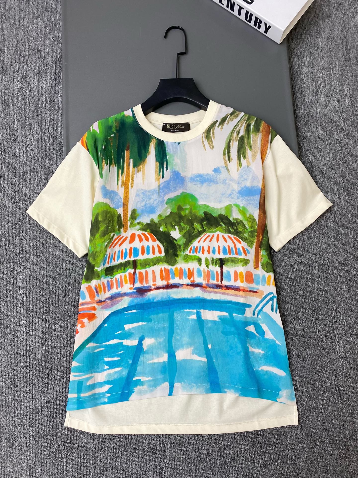 NO:892704,Exclusive first release of original quality Loro Pian*26/new watercolor swimming pool printed T-shirt!  It adopts unique hand-painted watercolor style printing, which is very artistic, has a round neck and loose fit, and the fabric is comfortable, breathable and has a lazy and relaxed feeling!  SML, women's clothing, loro piana, tees, t-shirt,19860909独家首发原单品质 Loro Pian*26/新款水彩泳池印花T恤！采用独特的手绘水彩风印花,极具艺术感,圆领宽松版型,面料舒适透气且自带慵懒松弛感！SML,女装,loro piana,tees，t-shirt,,Women's clothing